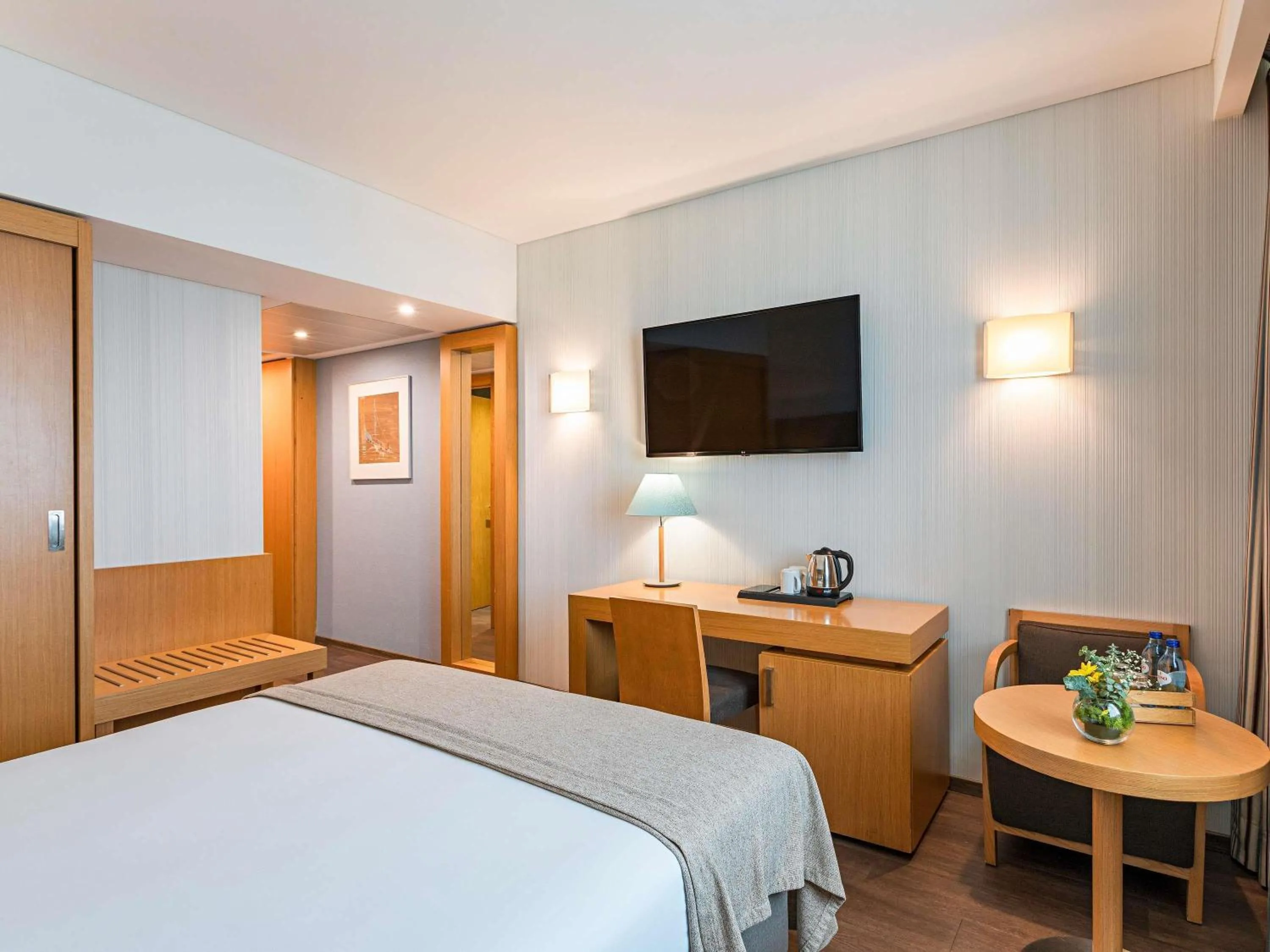 Bedroom, Bed in Mercure Lisboa Almada