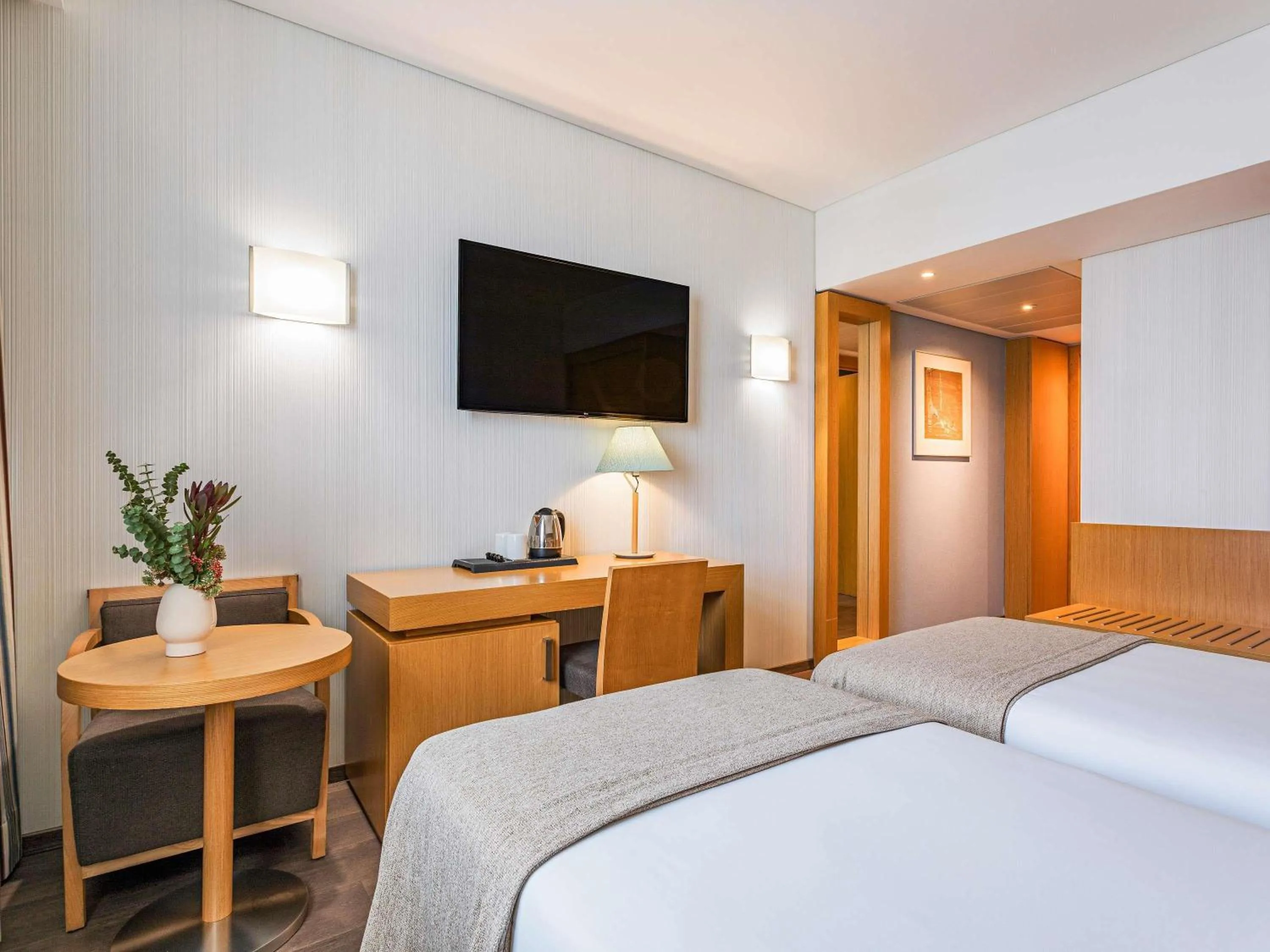 Bedroom, Bed in Mercure Lisboa Almada