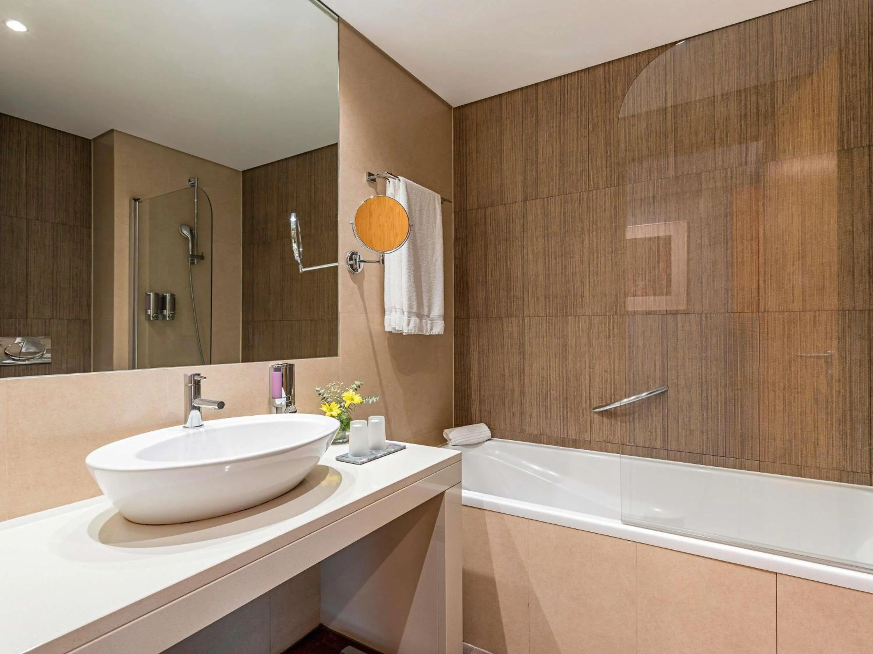 Bedroom in Mercure Lisboa Almada