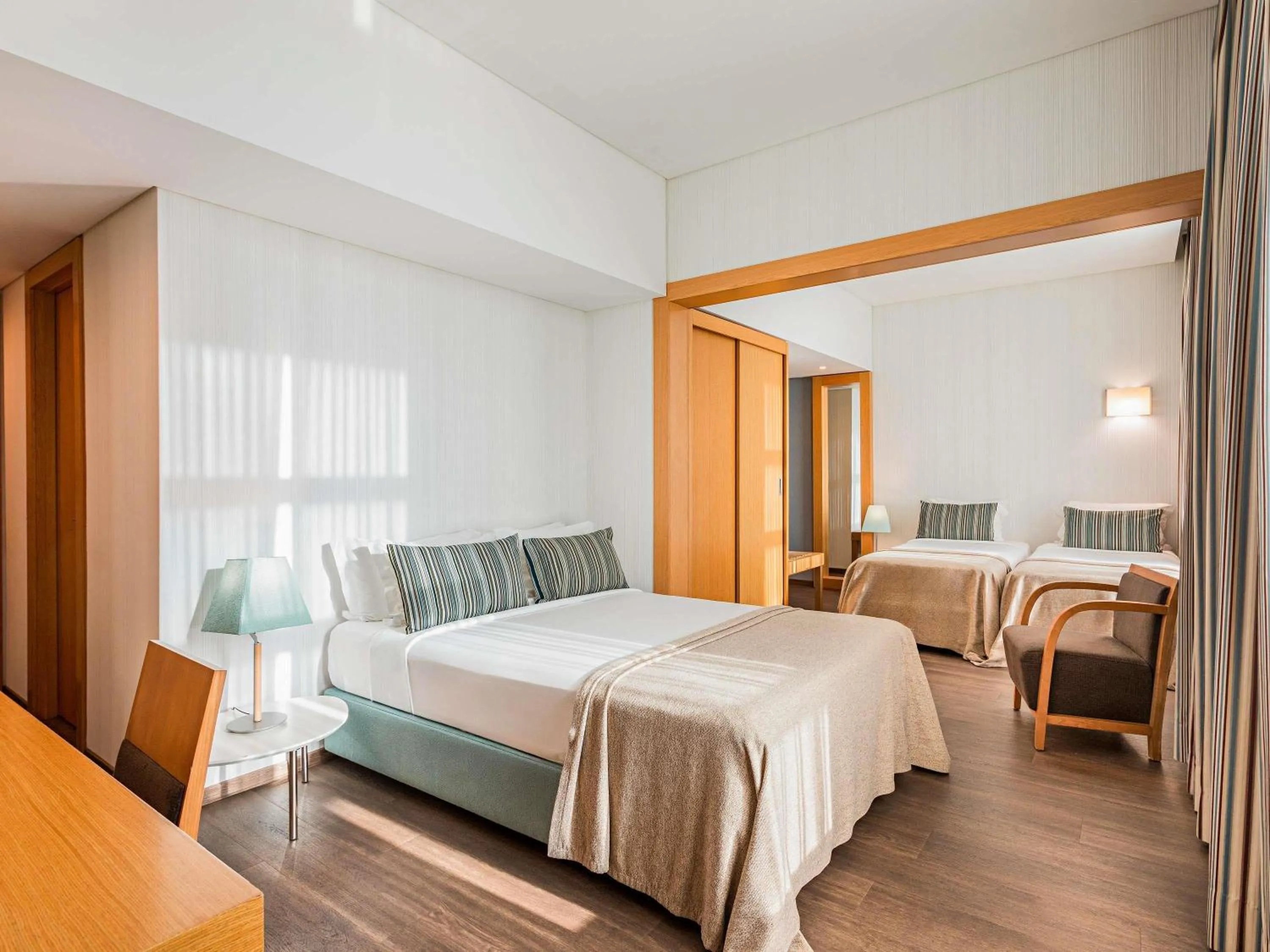 Bedroom, Bed in Mercure Lisboa Almada