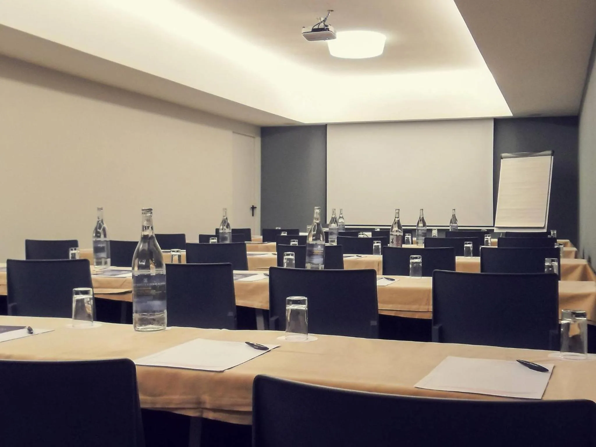 Meeting/conference room in Mercure Lisboa Almada