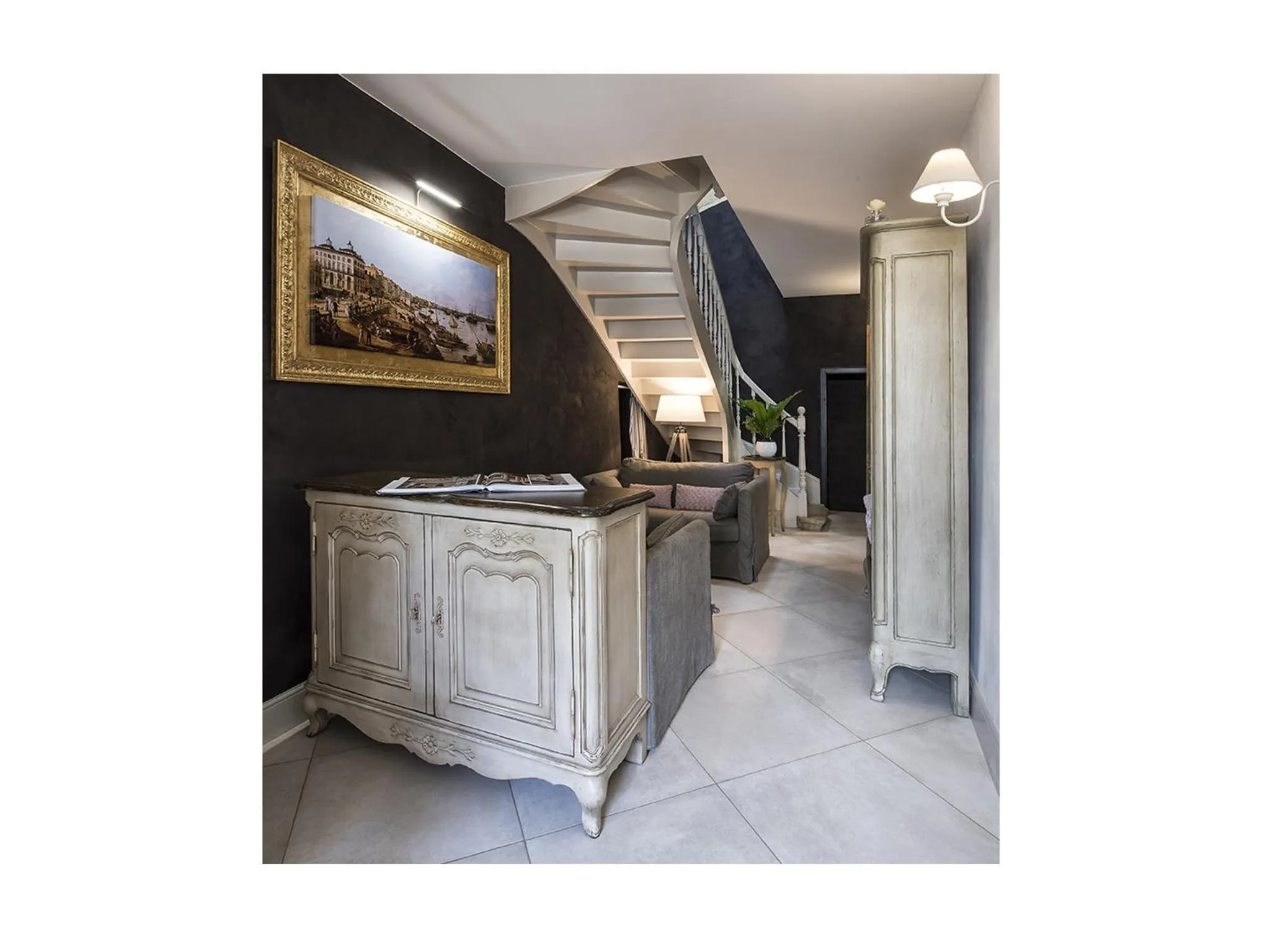 Communal lounge/ TV room in La Sauternaise, luxury Boutique B&B