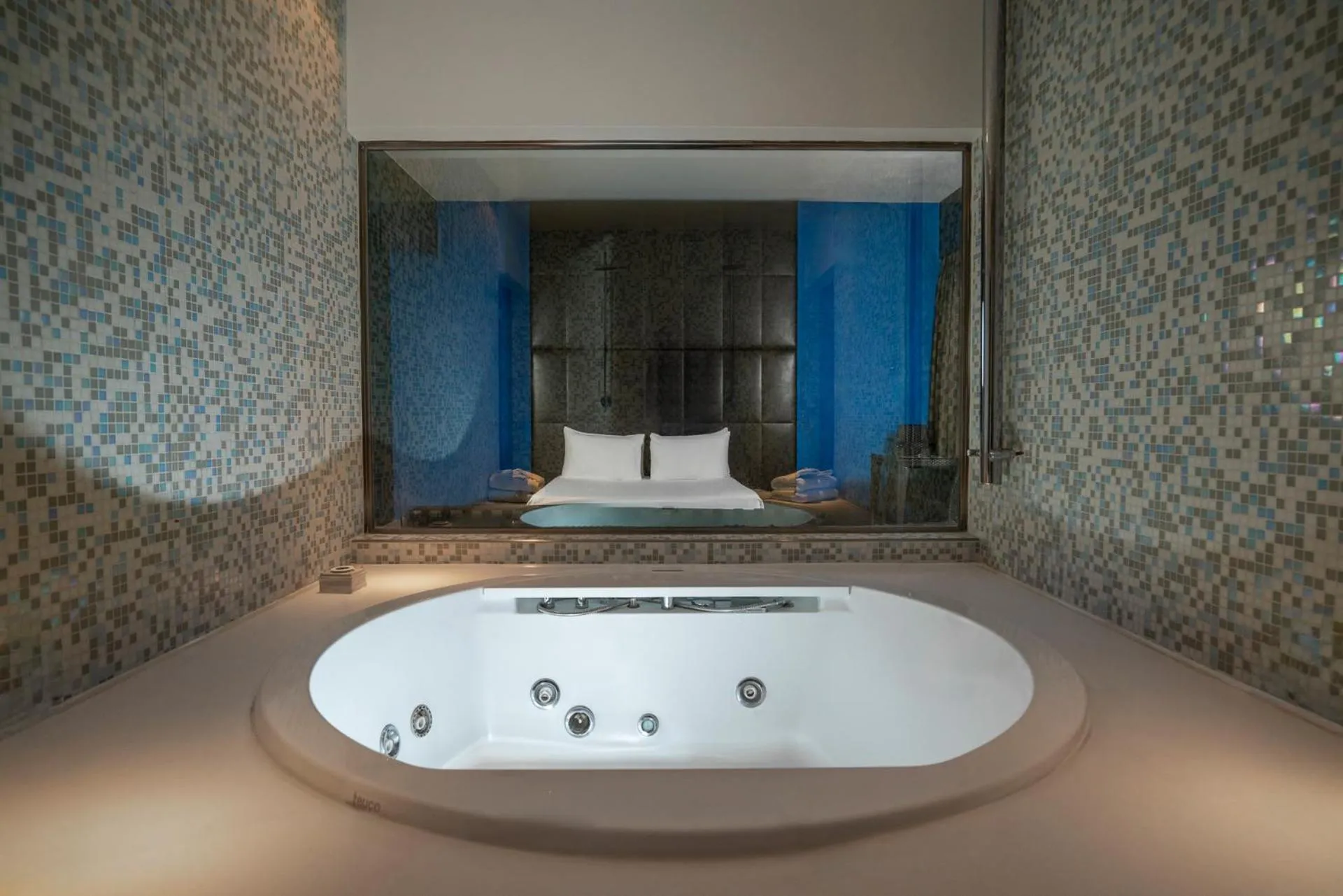 Hot Tub in Just Hotel Lomazzo Fiera