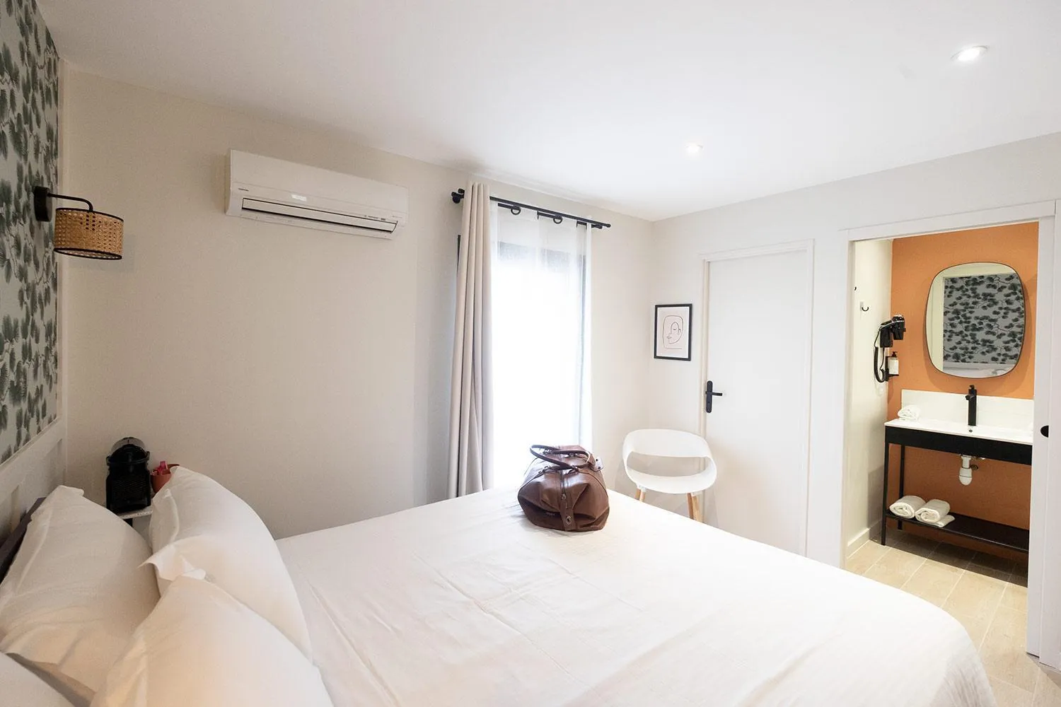 Bathroom, Bed in Hôtel de la Plage