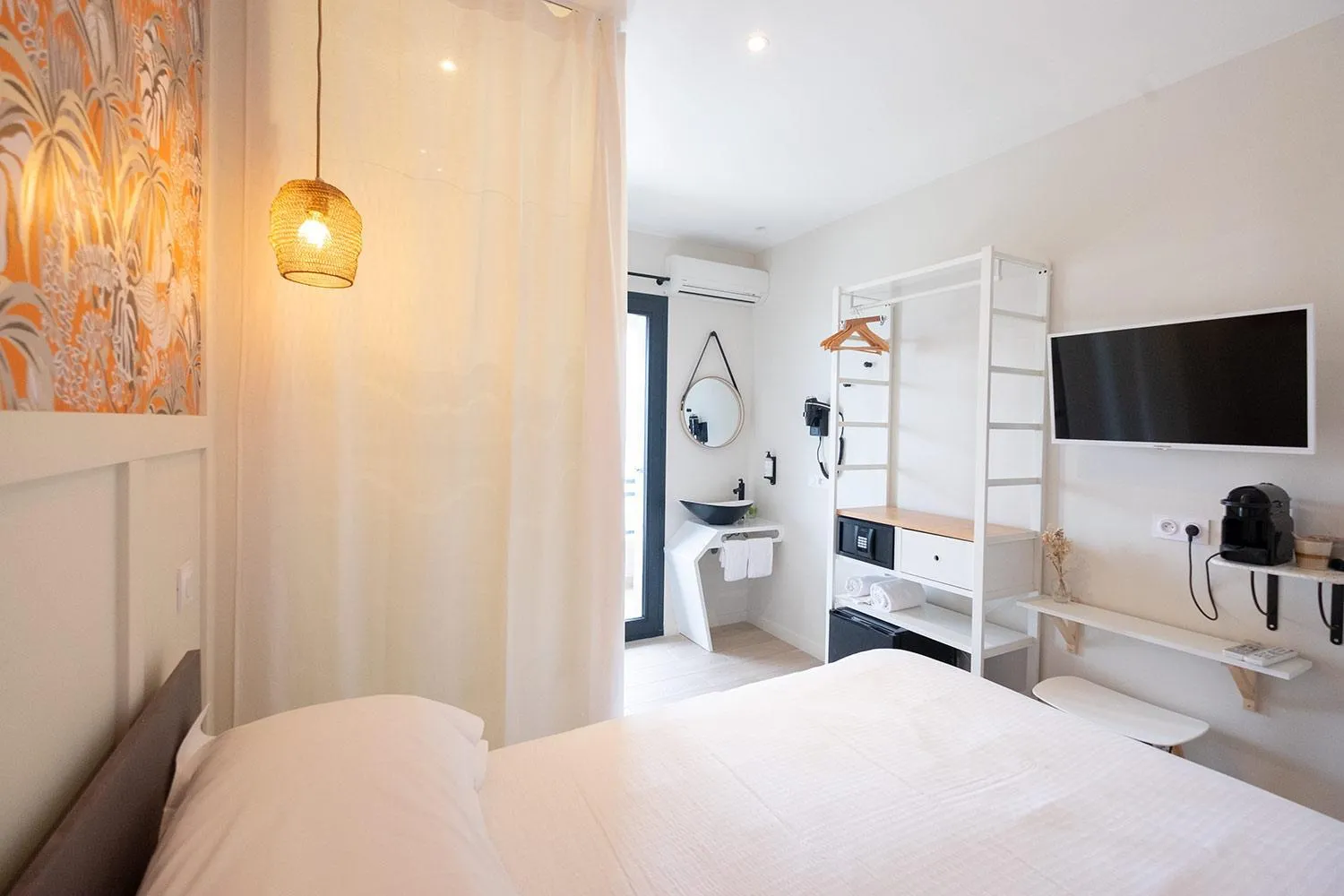Bathroom, Bed in Hôtel de la Plage