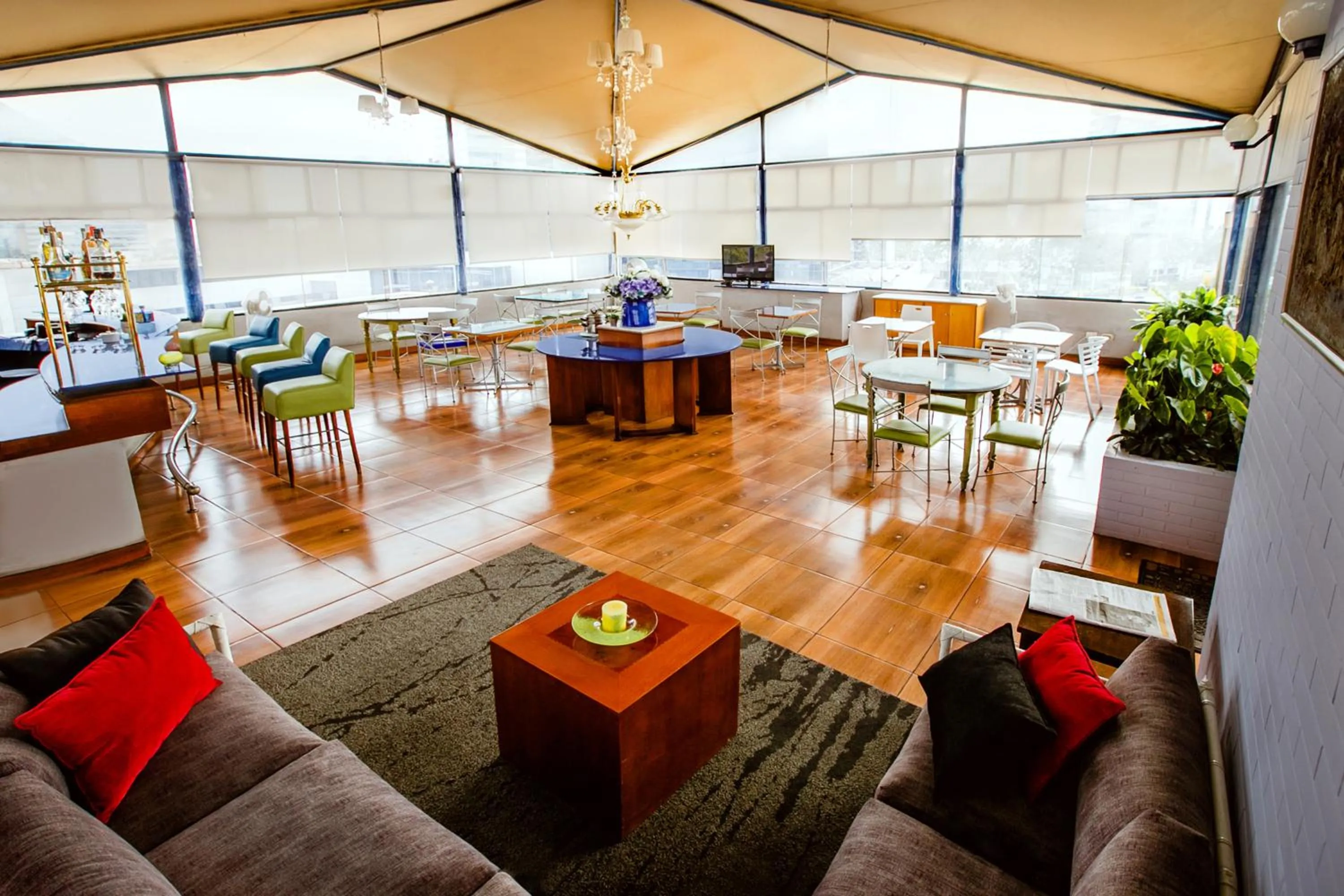 Restaurant/places to eat in Daniel's Apart Hotel