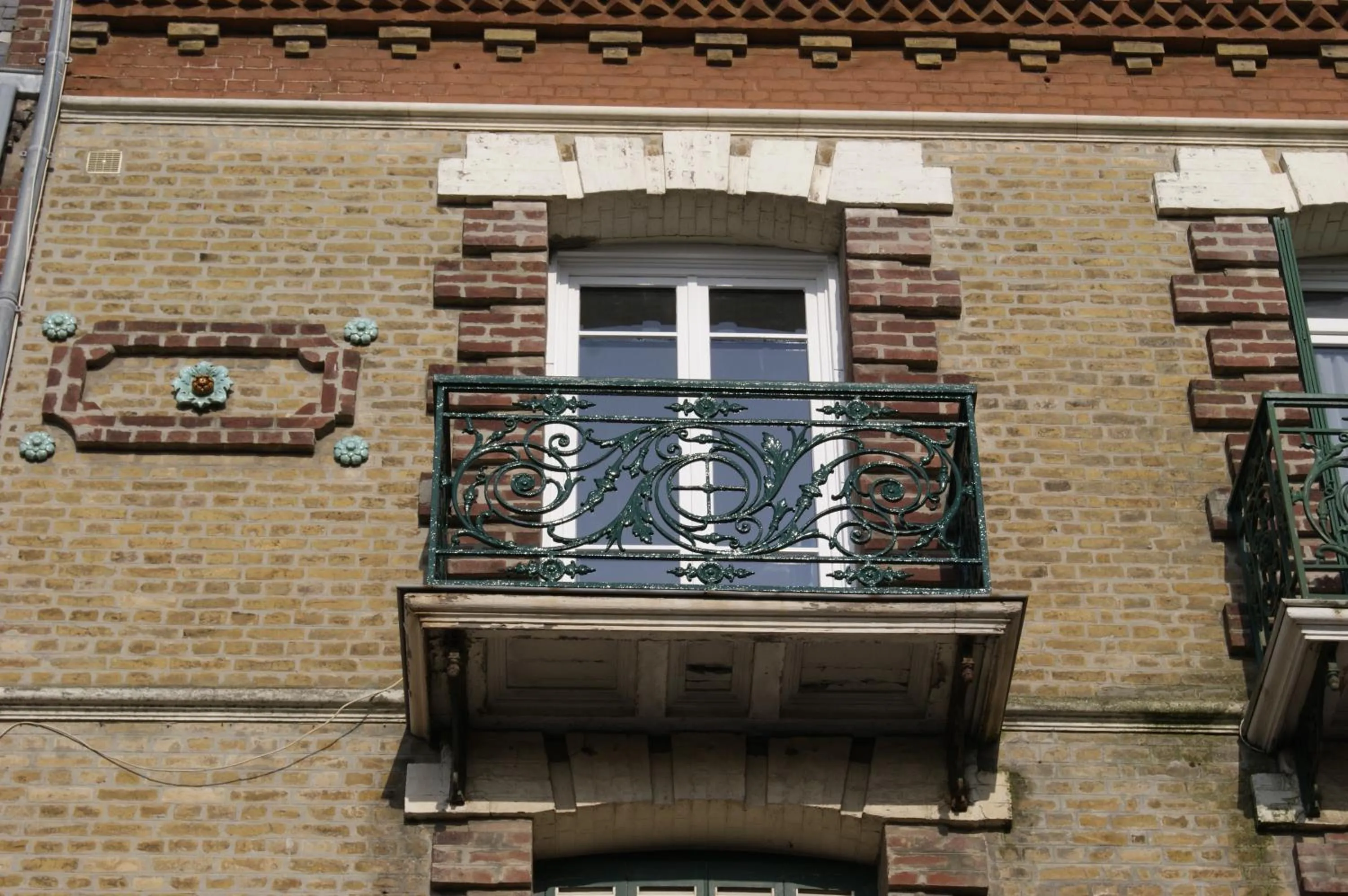 Facade/entrance in Simple Asile