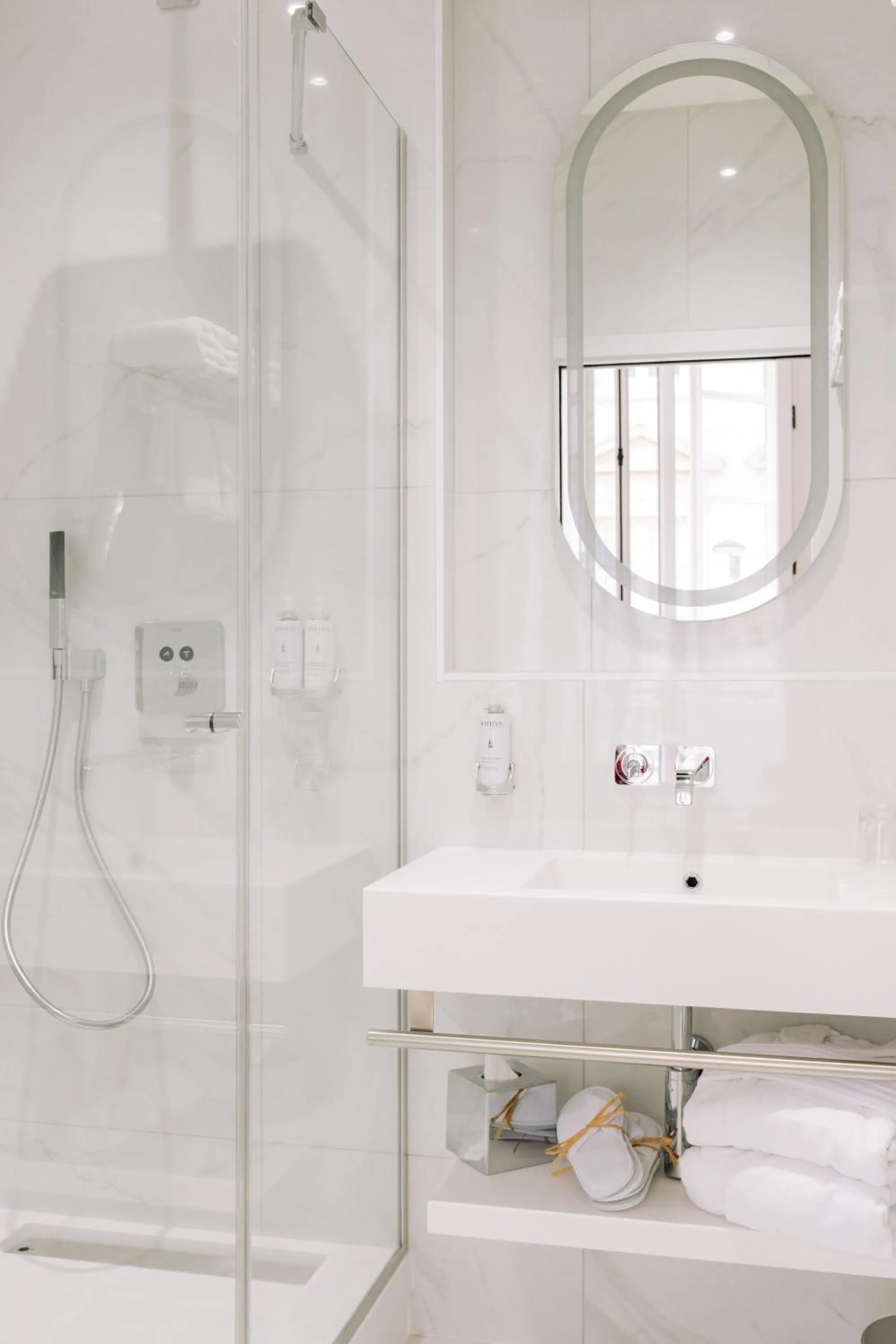 Shower in Hôtel Majestic