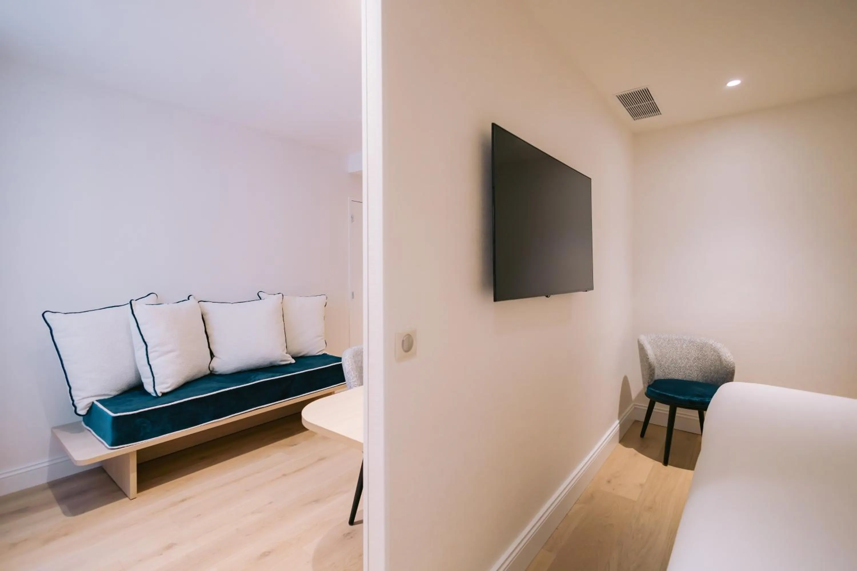 Bedroom, Bed in Hôtel Majestic