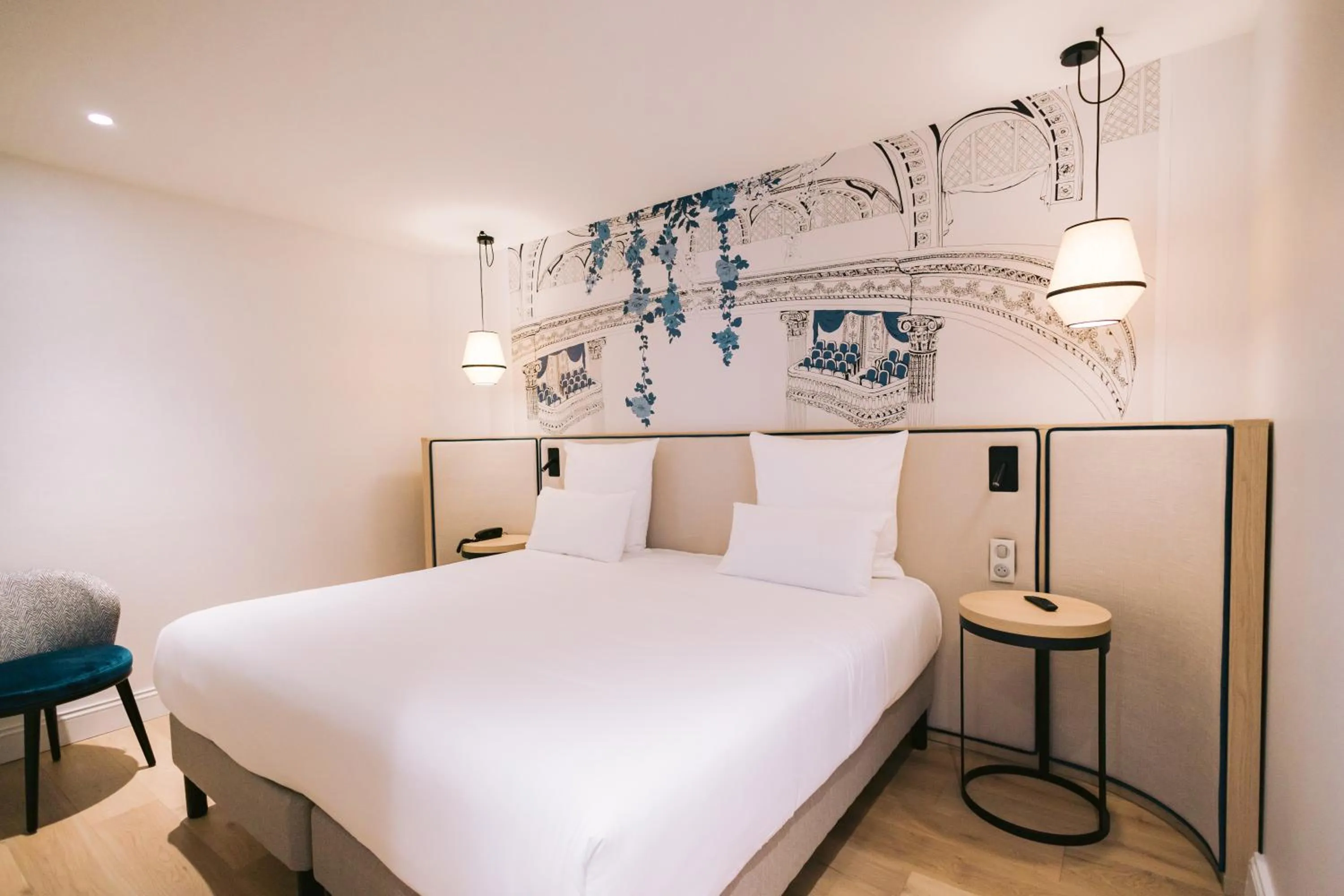 Bedroom, Bed in Hôtel Majestic