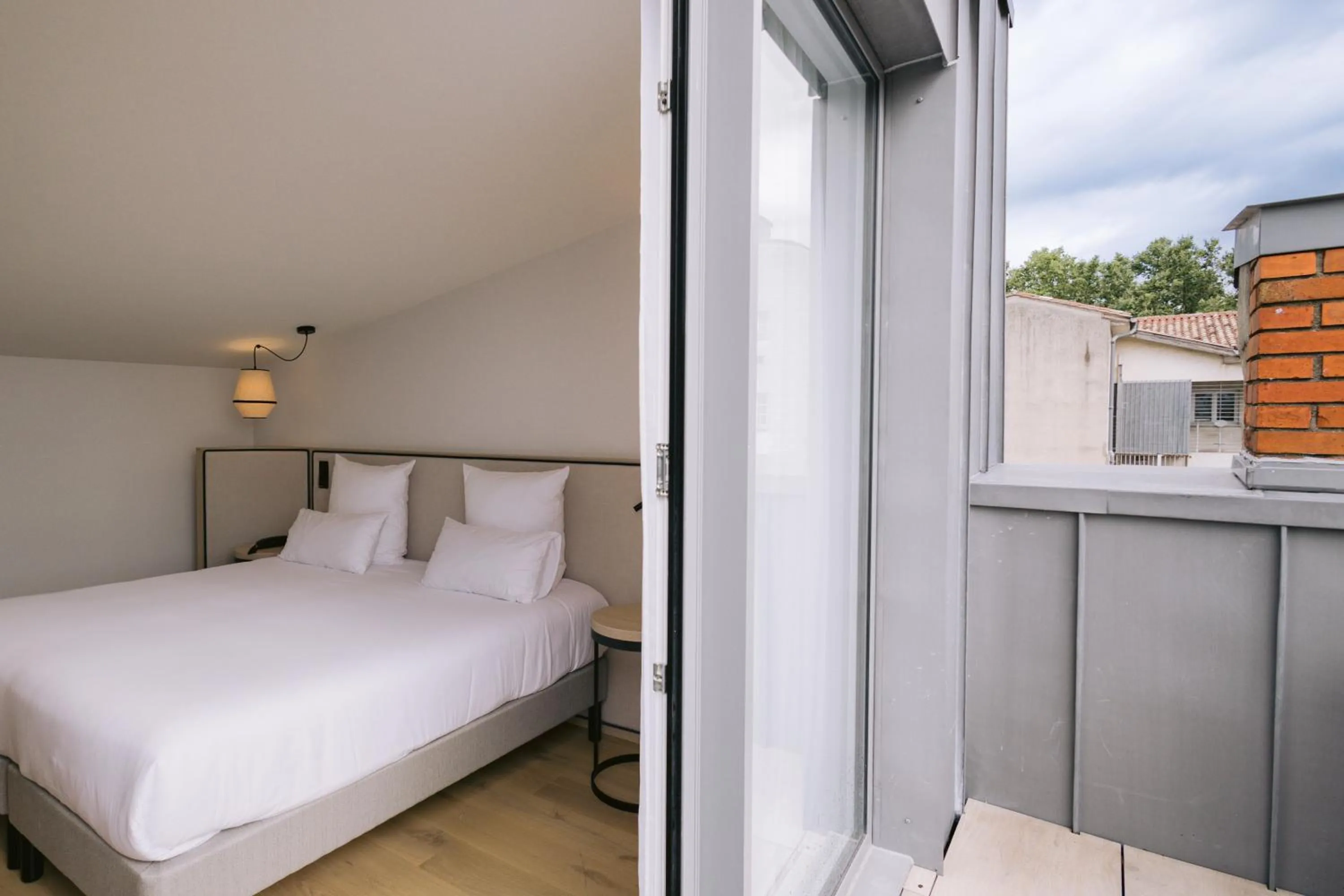 Bedroom, Bed in Hôtel Majestic