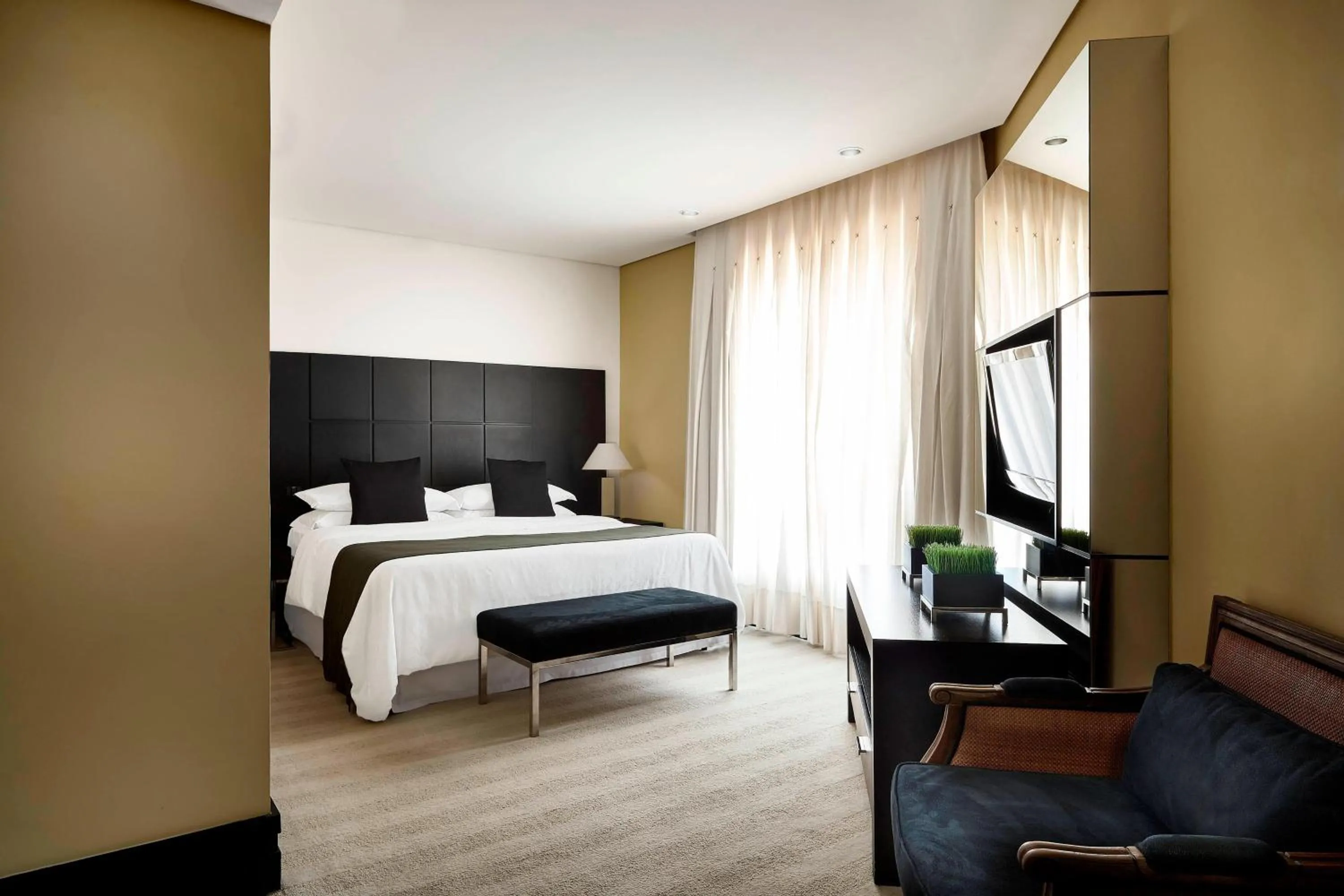 Photo of the whole room, Bed in Sheraton São Paulo WTC Hotel