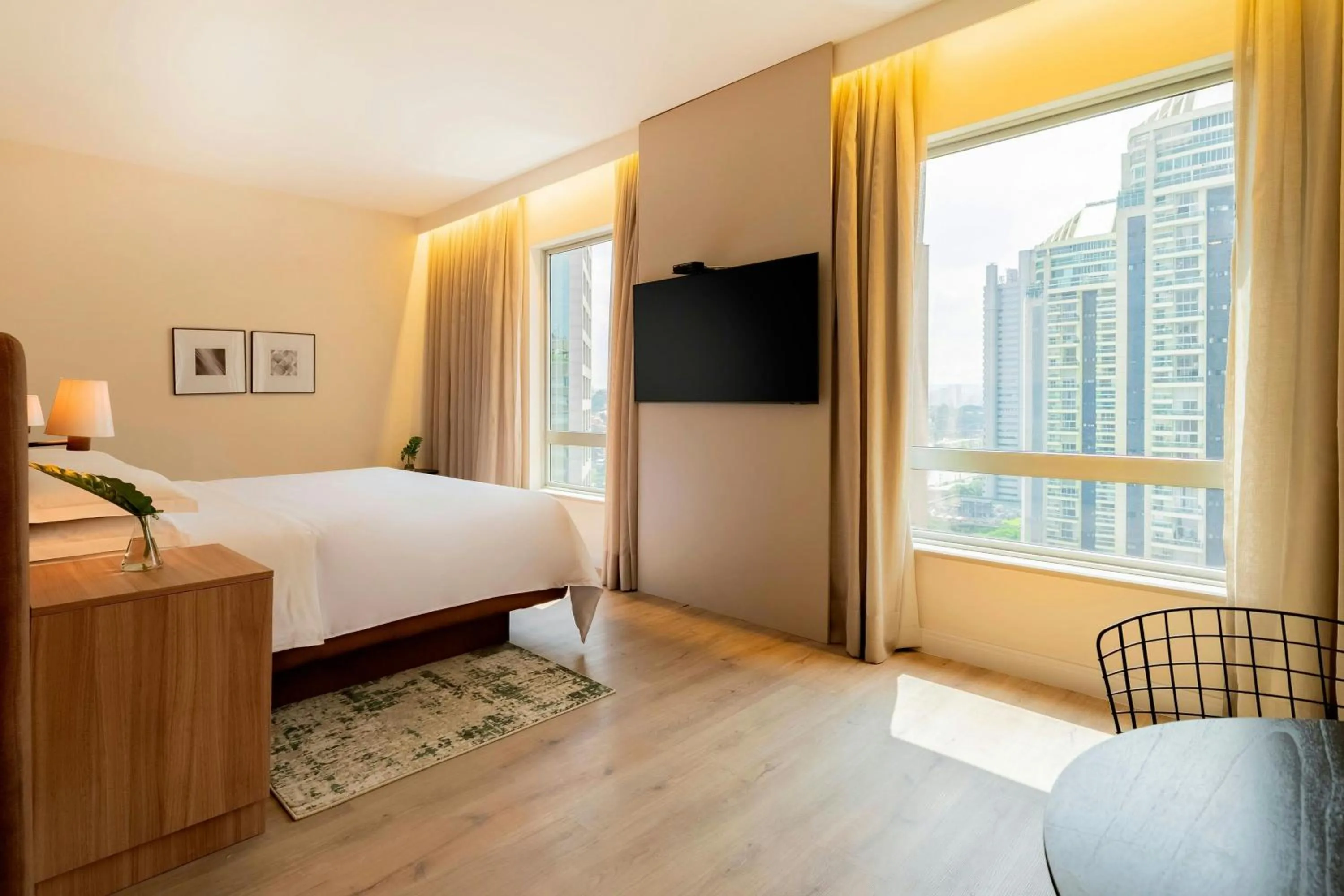 Photo of the whole room, Bed in Sheraton São Paulo WTC Hotel