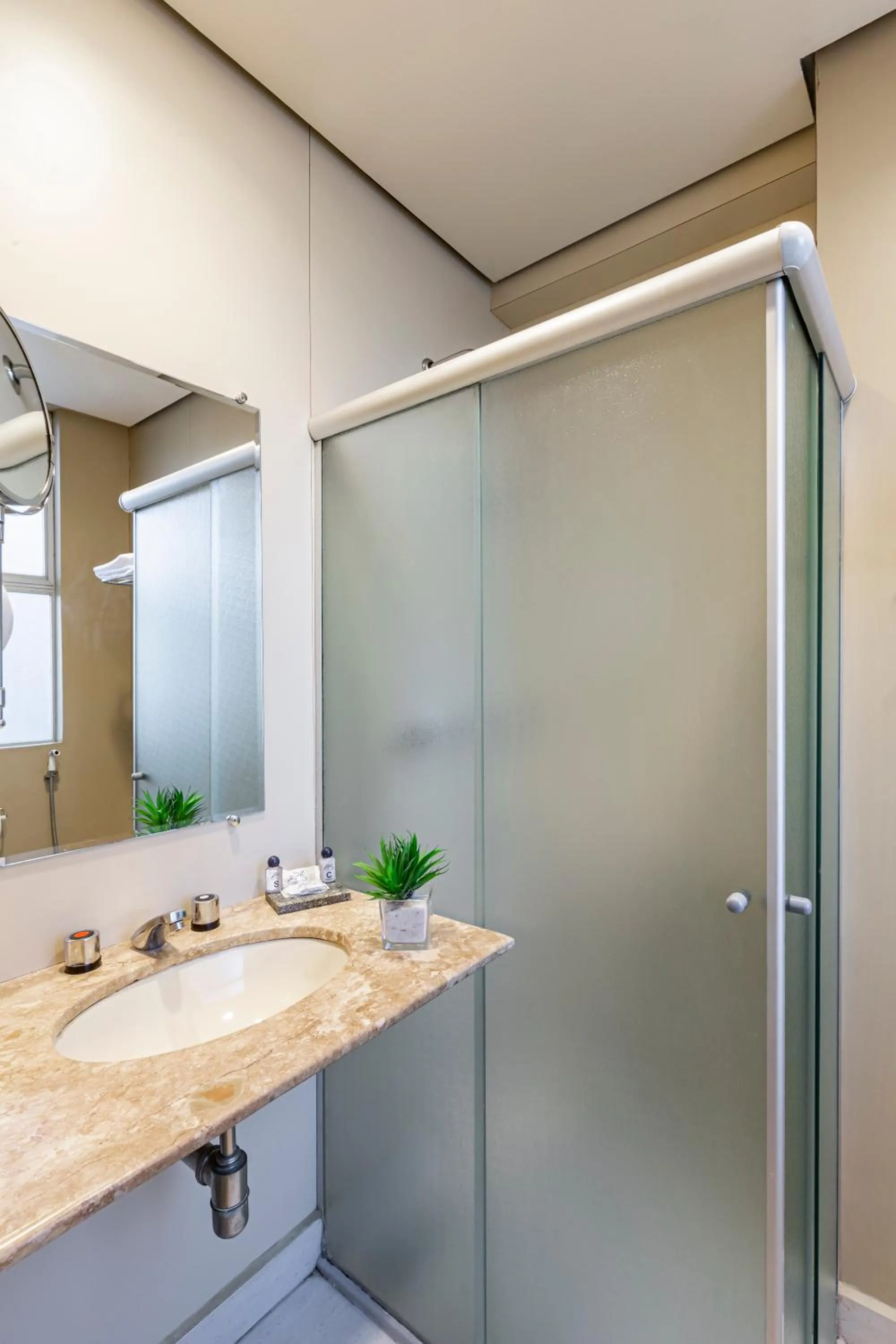 Shower in Max Savassi Apart Service