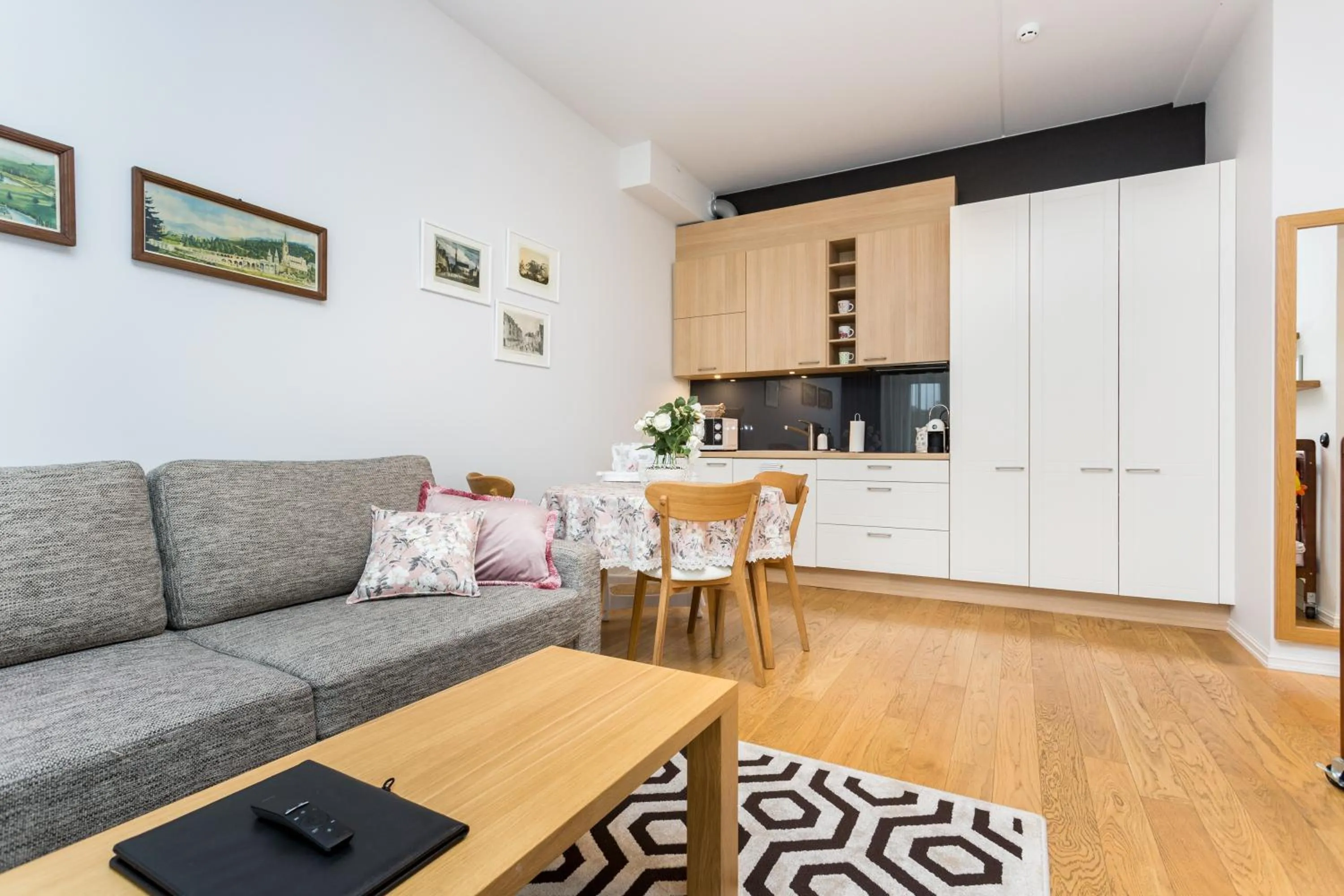 Photo of the whole room in Angleterre Apartments