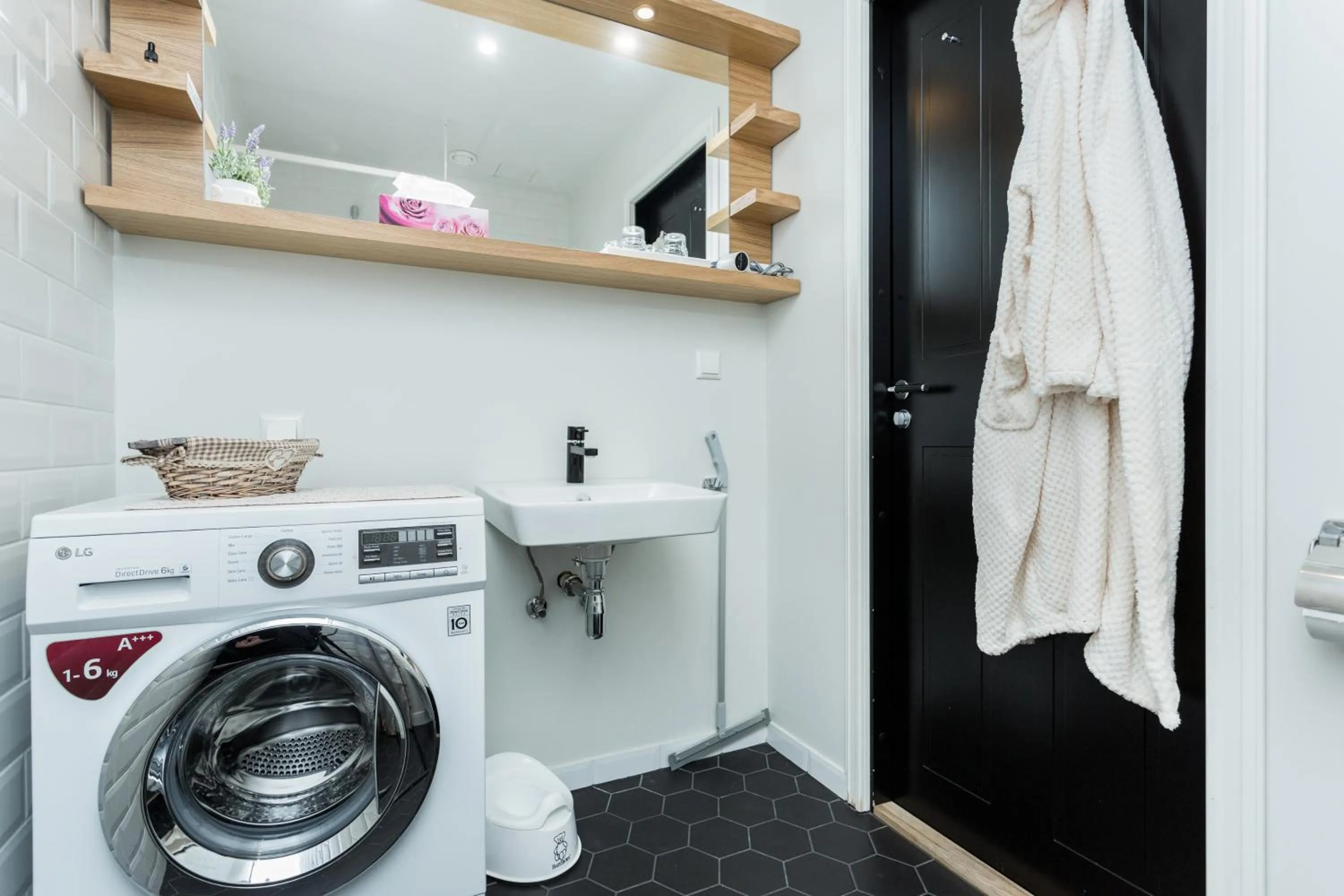 Photo of the whole room in Angleterre Apartments