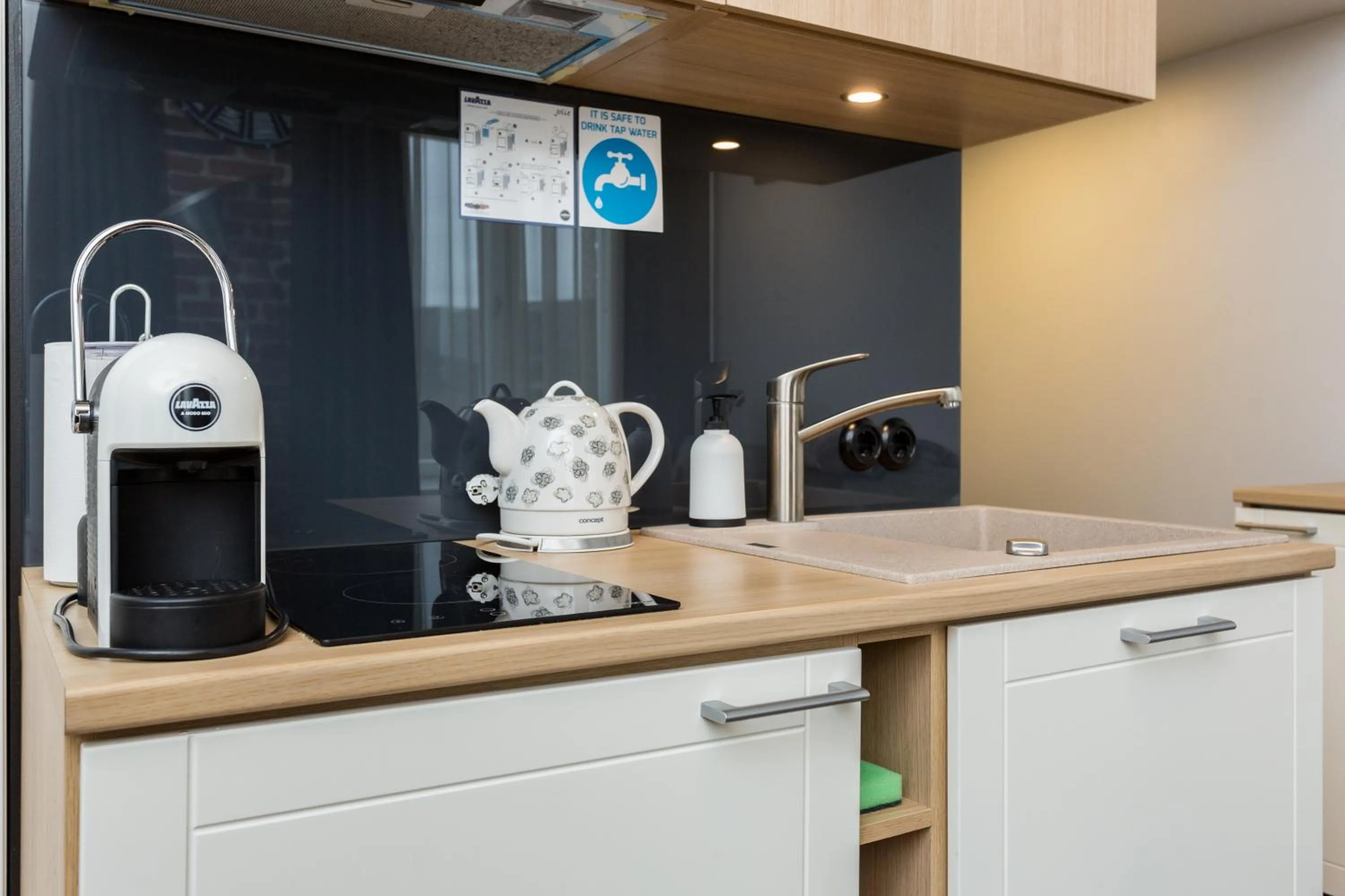 Photo of the whole room in Angleterre Apartments