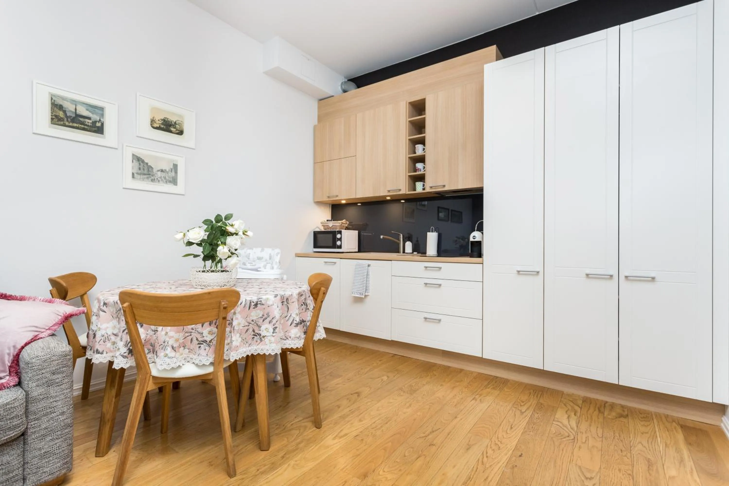 Photo of the whole room in Angleterre Apartments