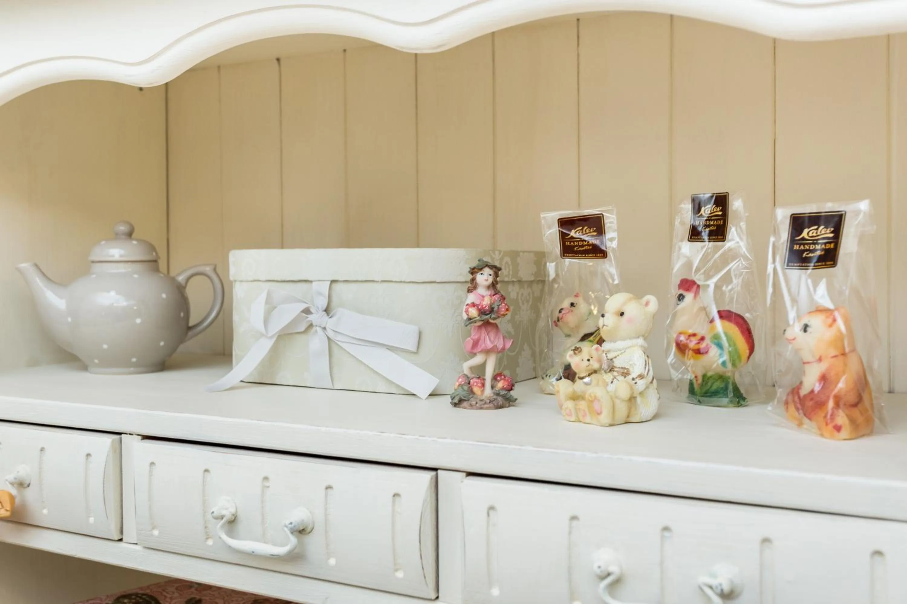 Decorative detail in Angleterre Apartments