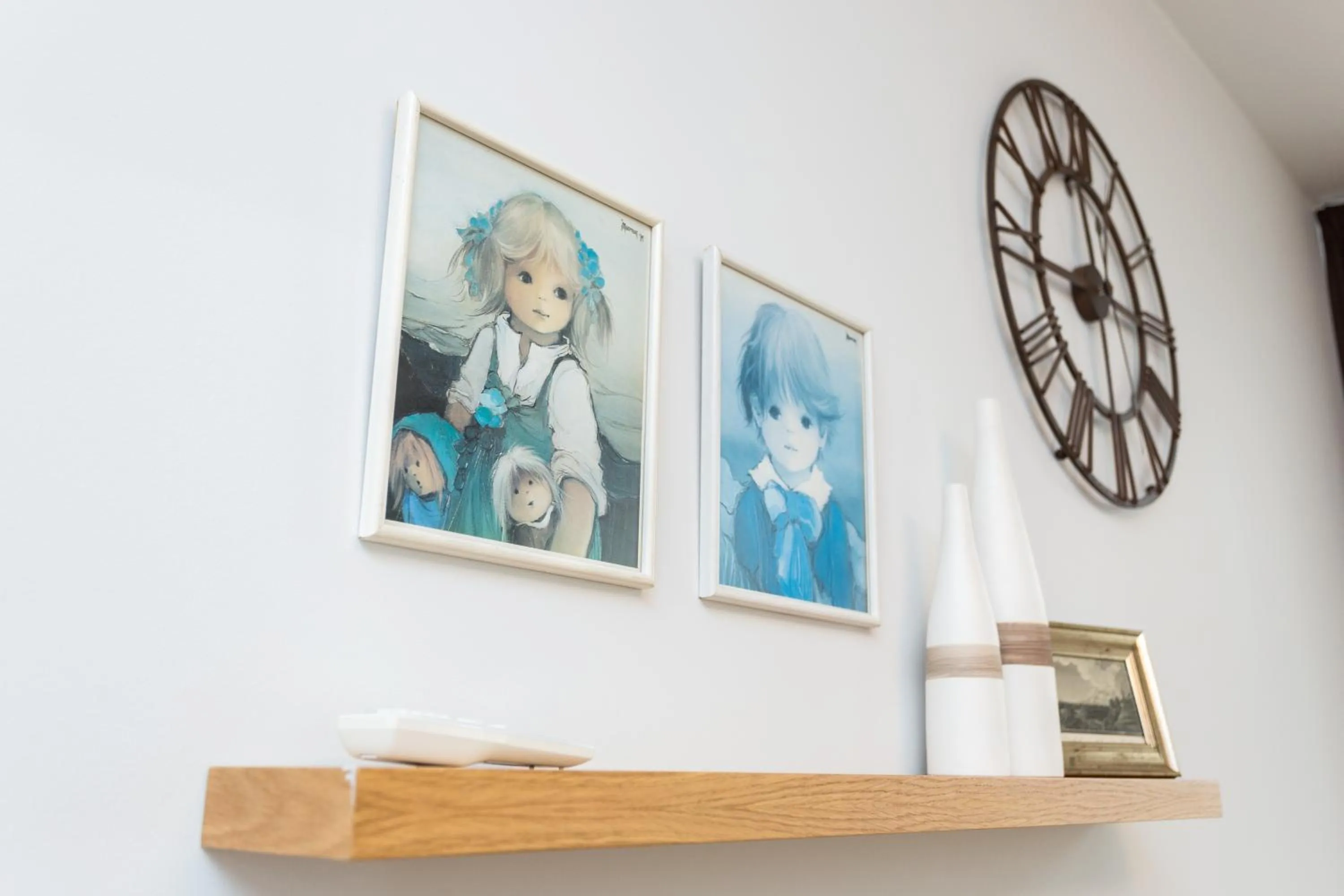 Photo of the whole room in Angleterre Apartments