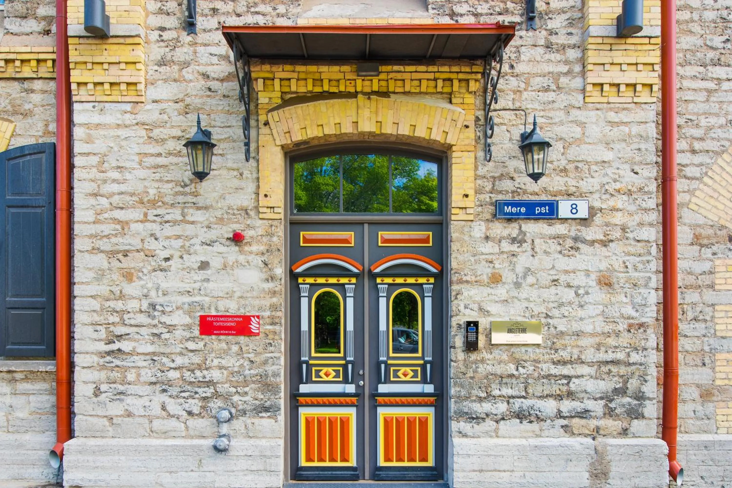 Facade/entrance in Angleterre Apartments