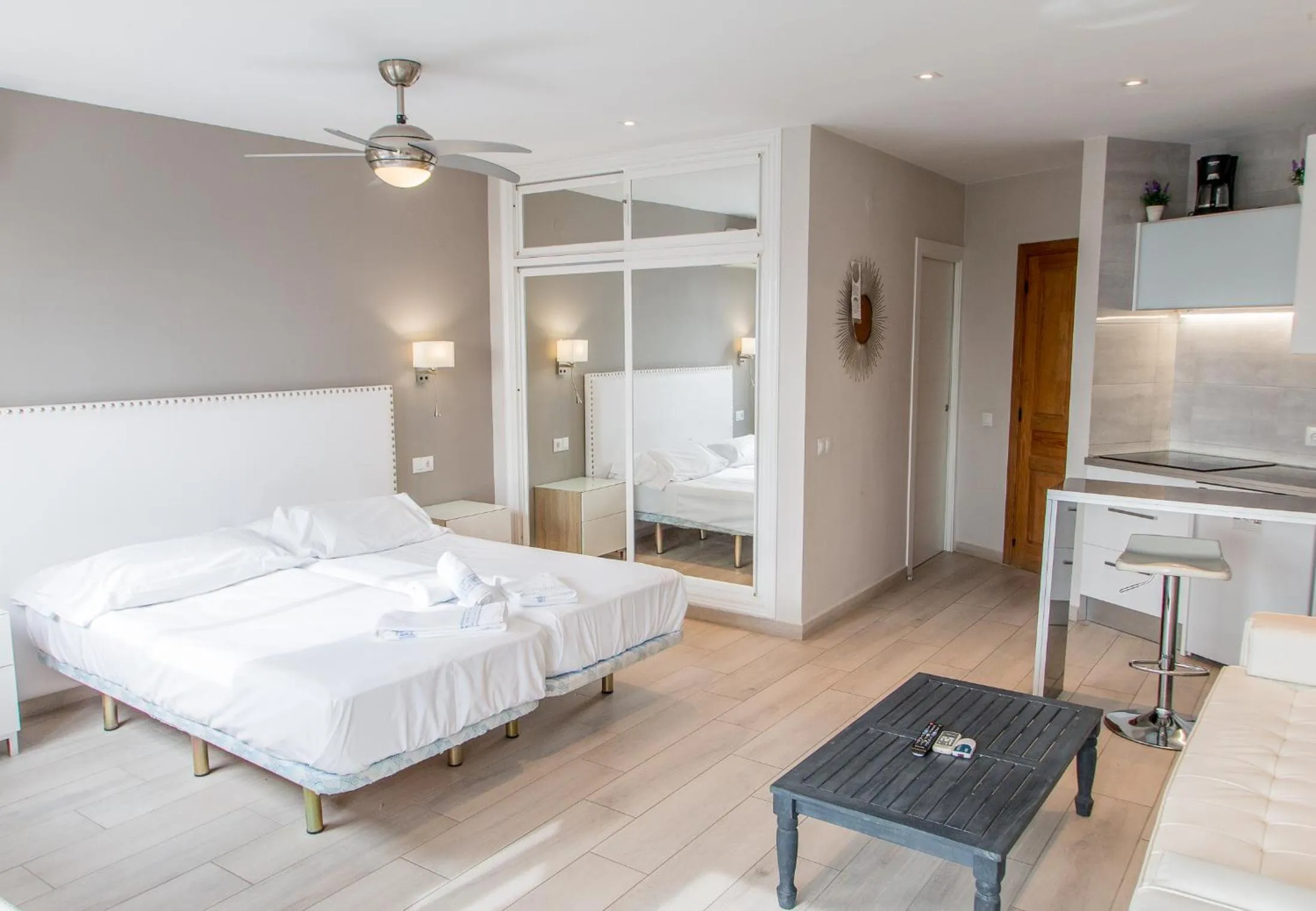 Bed in Palm Beach Club Apartamentos Carihuela