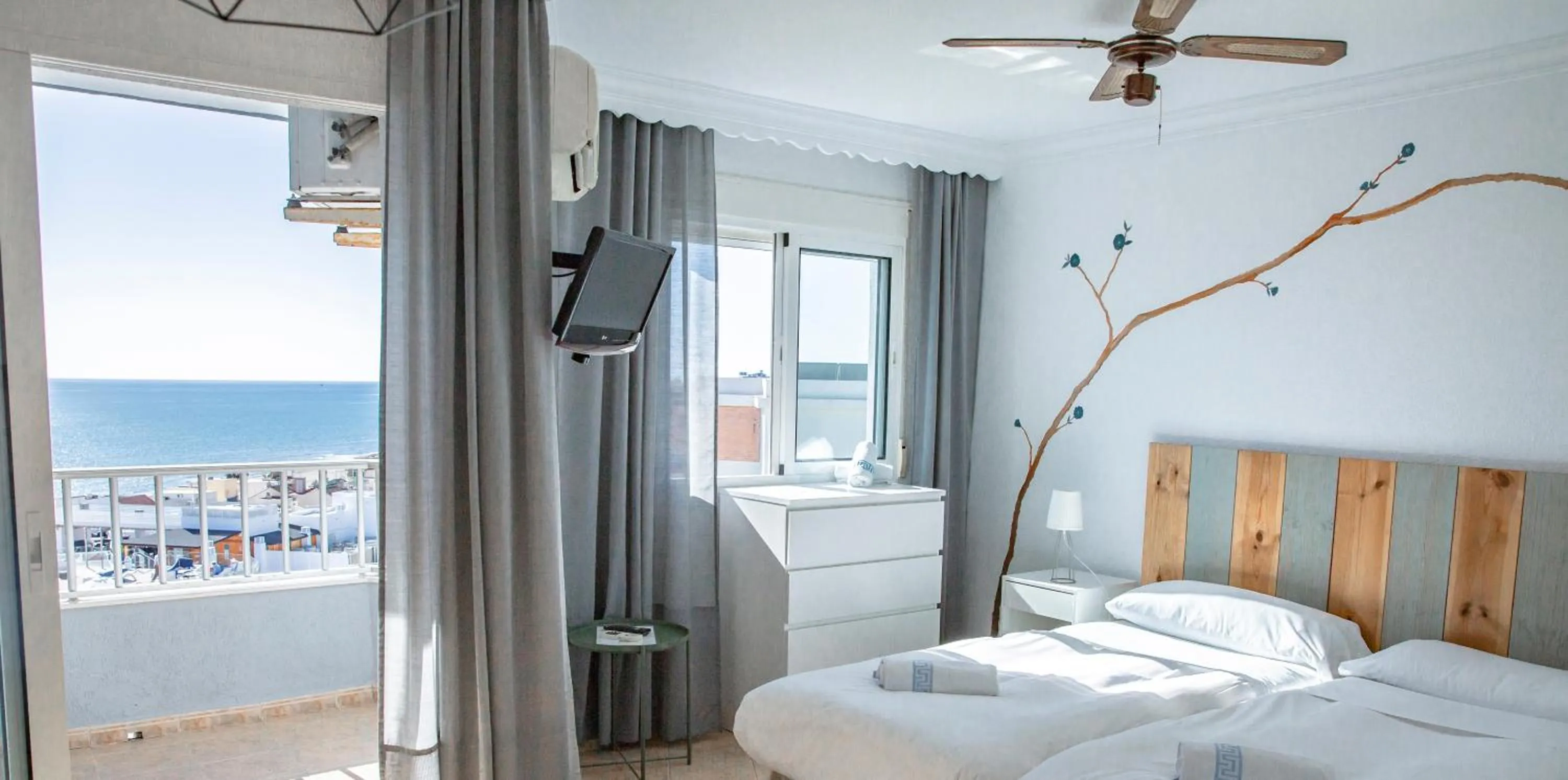 Sea view, Bed in Palm Beach Club Apartamentos Carihuela