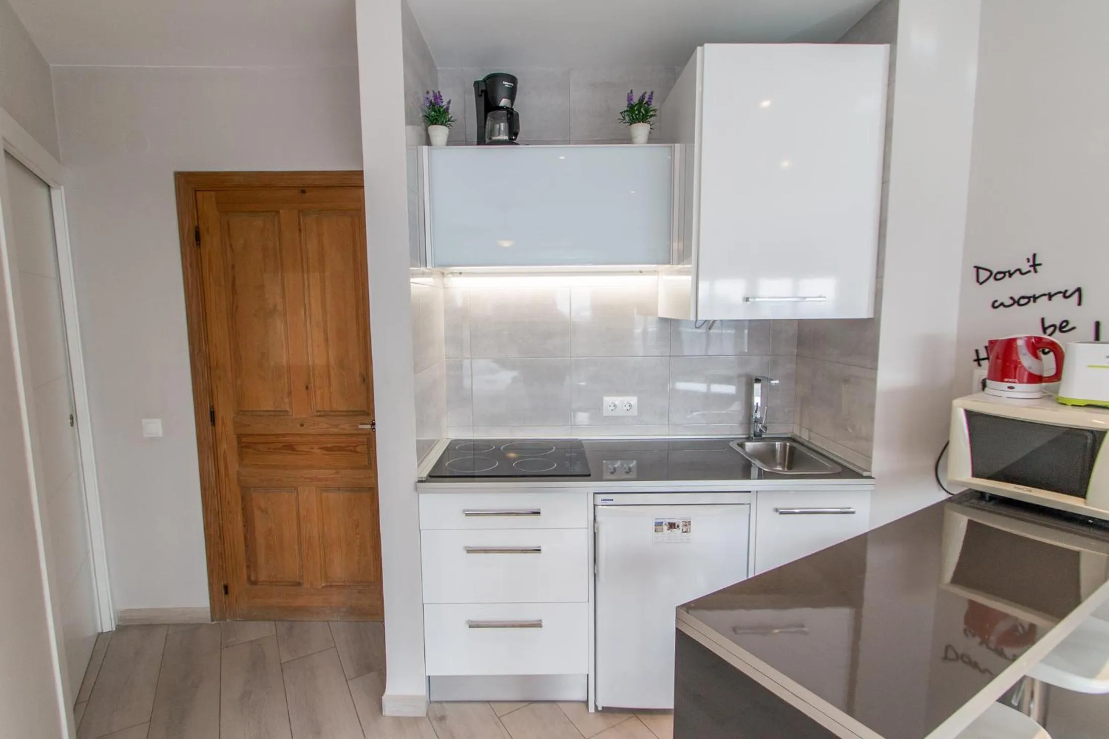 Kitchen or kitchenette in Palm Beach Club Apartamentos Carihuela