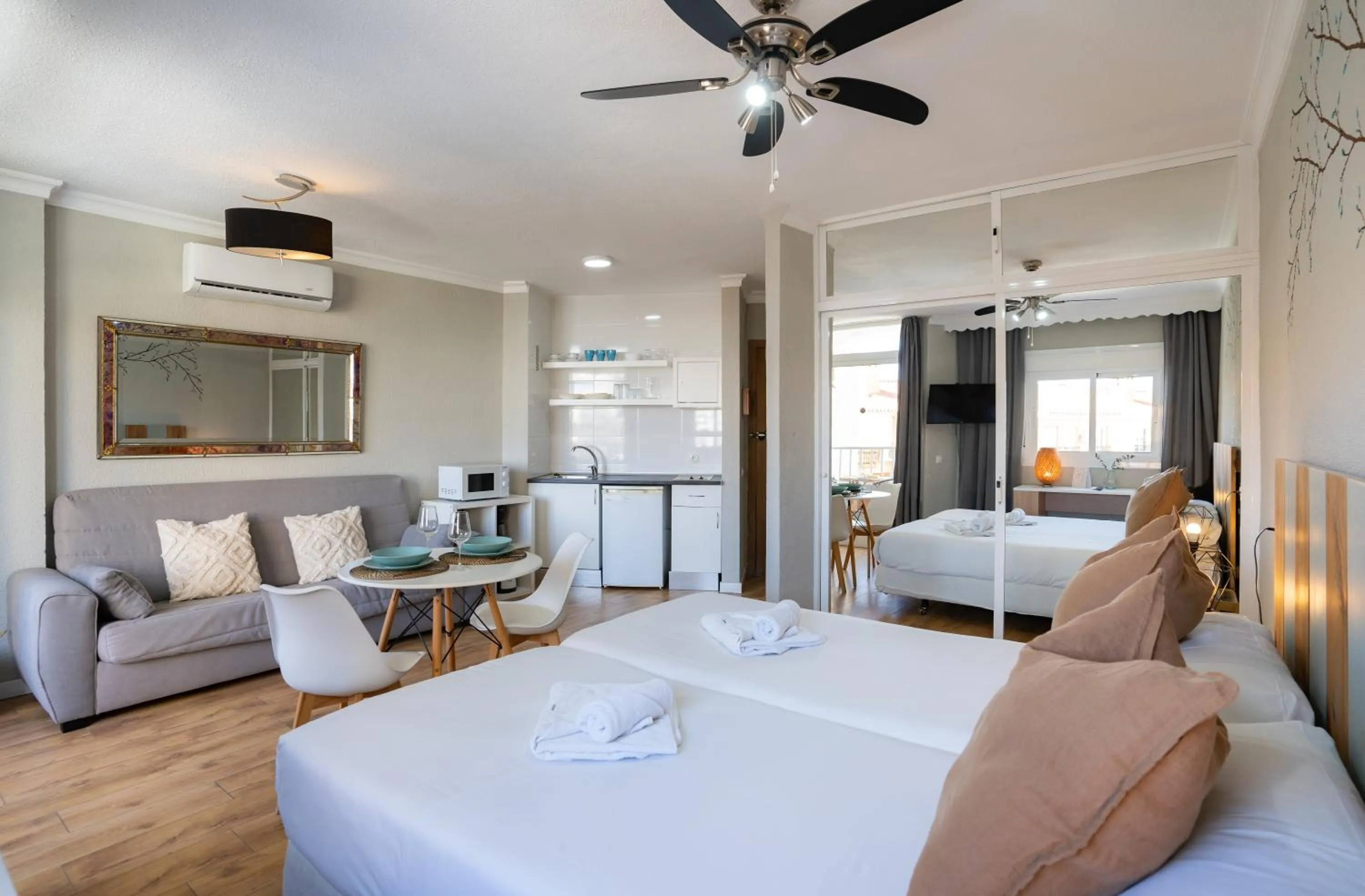 Photo of the whole room, Bed in Palm Beach Club Apartamentos Carihuela