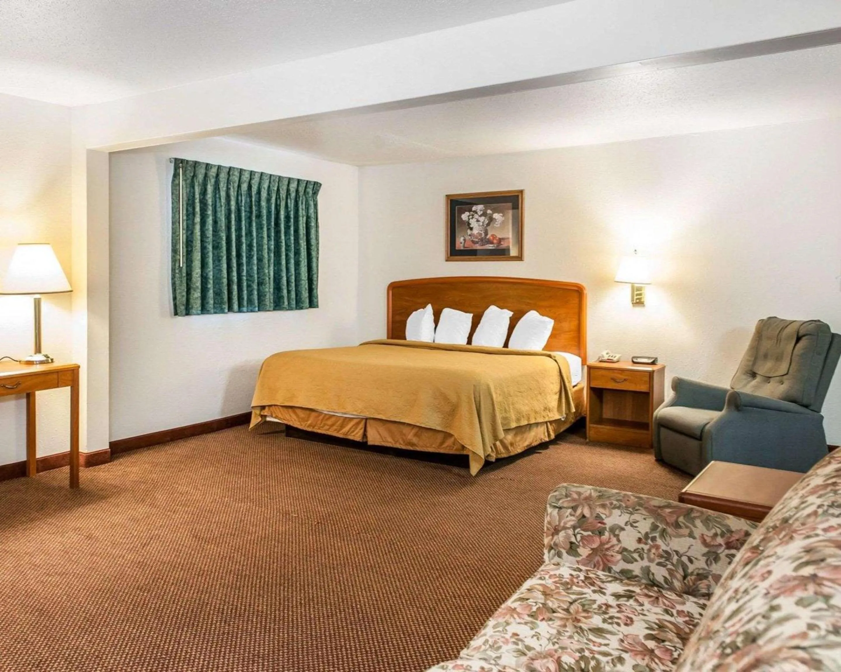 Photo of the whole room, Bed in Quality Inn South