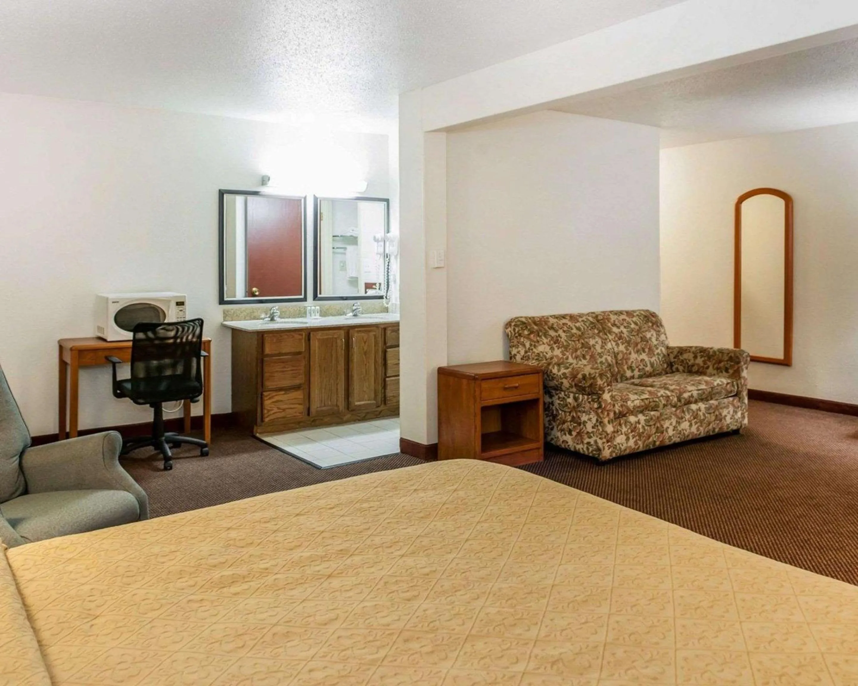 Photo of the whole room in Quality Inn South