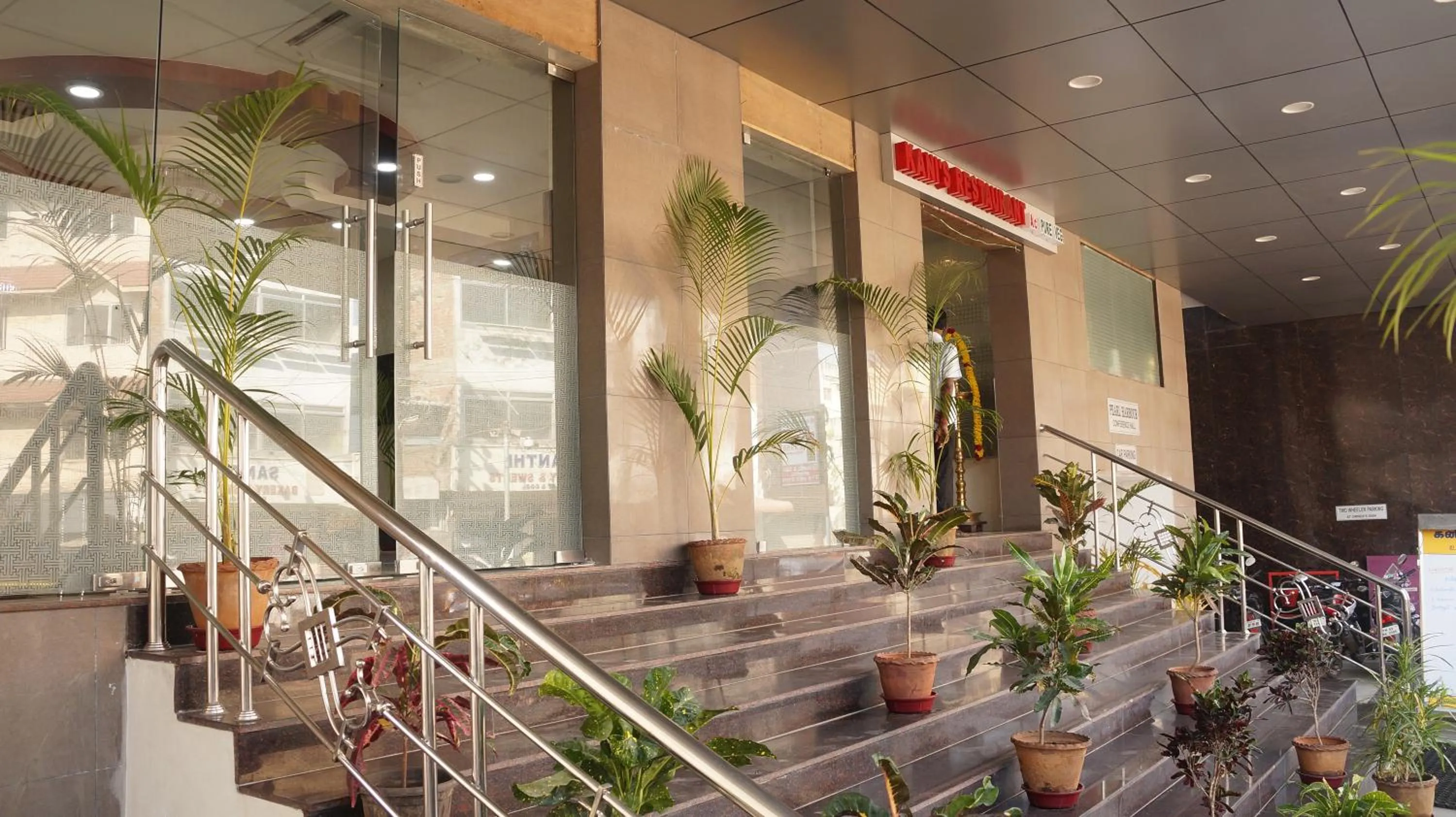 Restaurant/places to eat in Kani Residency Hotel