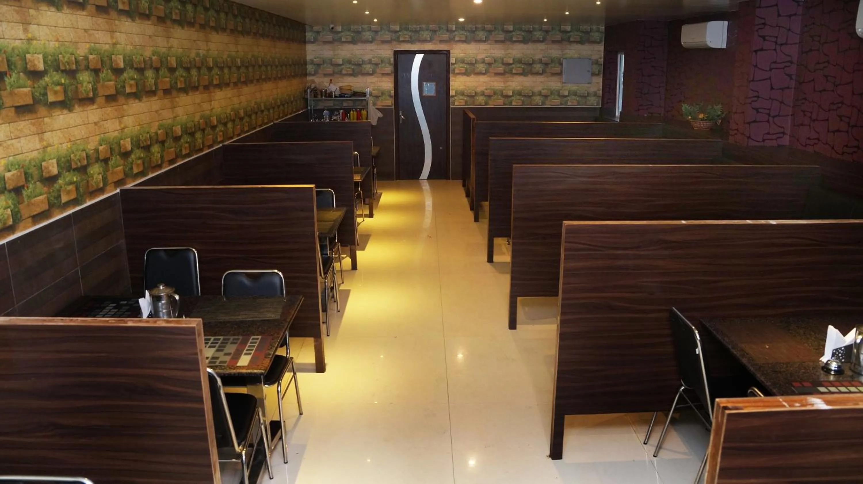 Restaurant/places to eat in Kani Residency Hotel