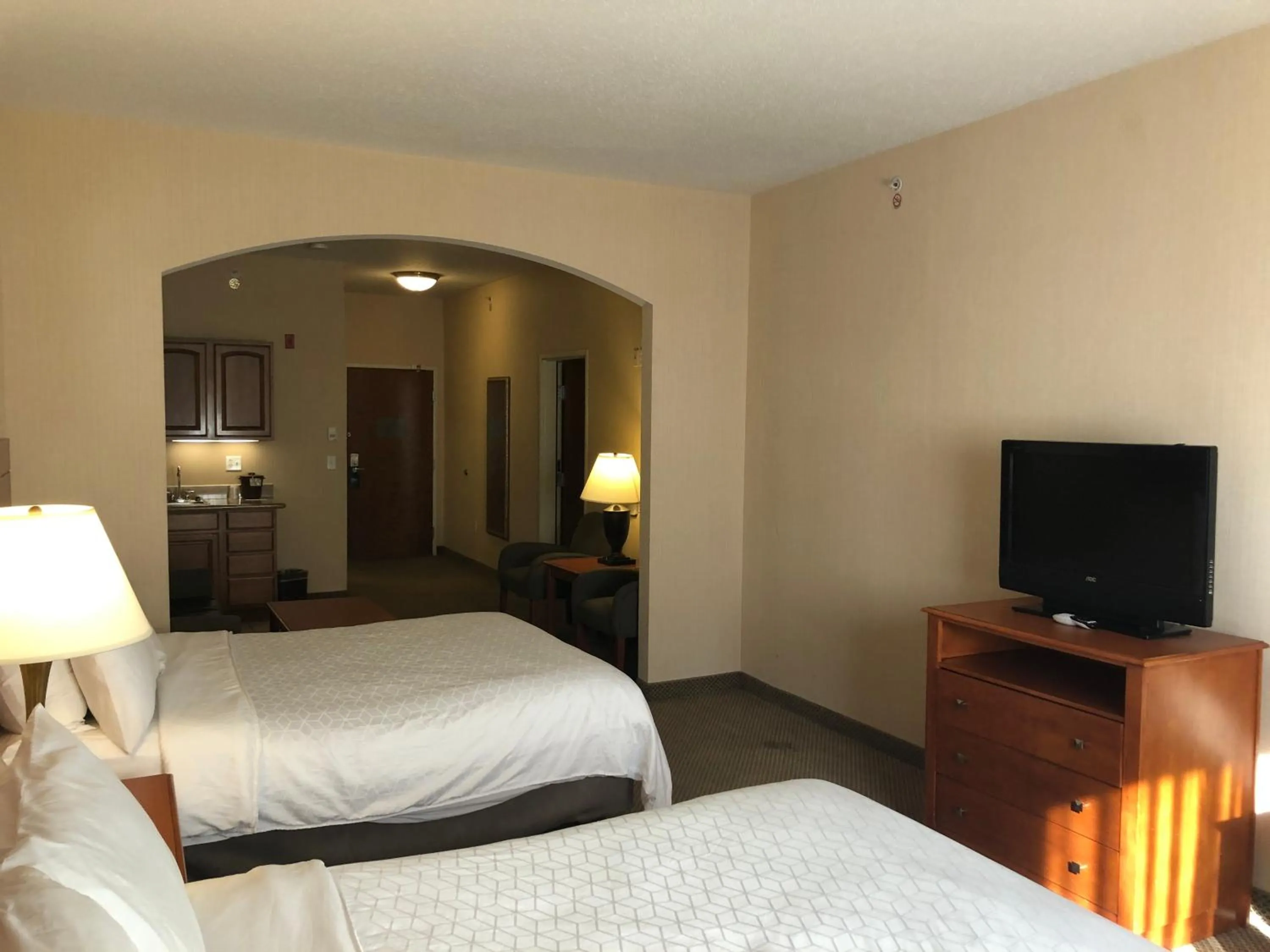 Communal lounge/ TV room, Bed in Holiday Inn Express Hotel & Suites Howell by IHG
