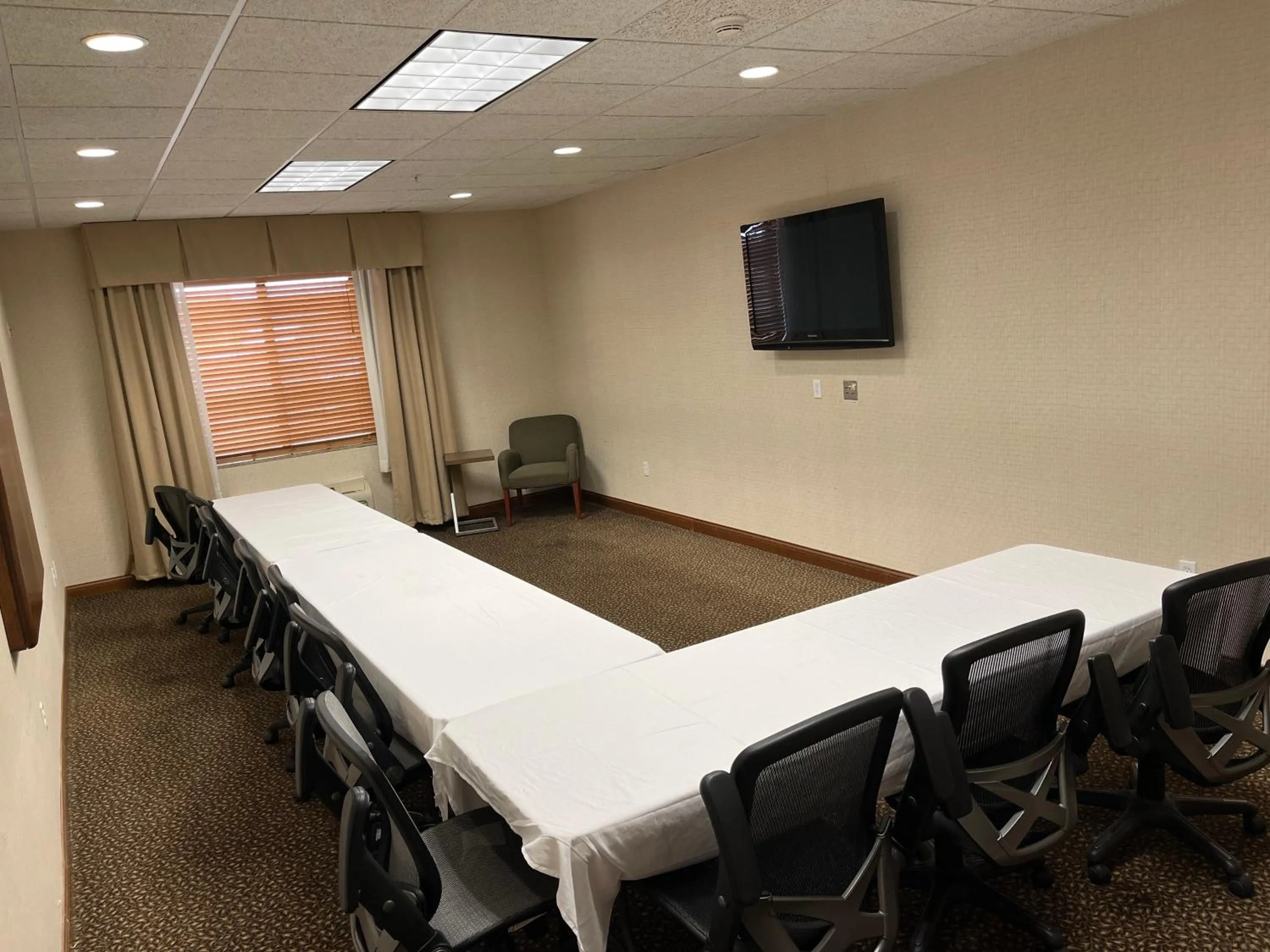 Meeting/conference room in Holiday Inn Express Hotel & Suites Howell by IHG