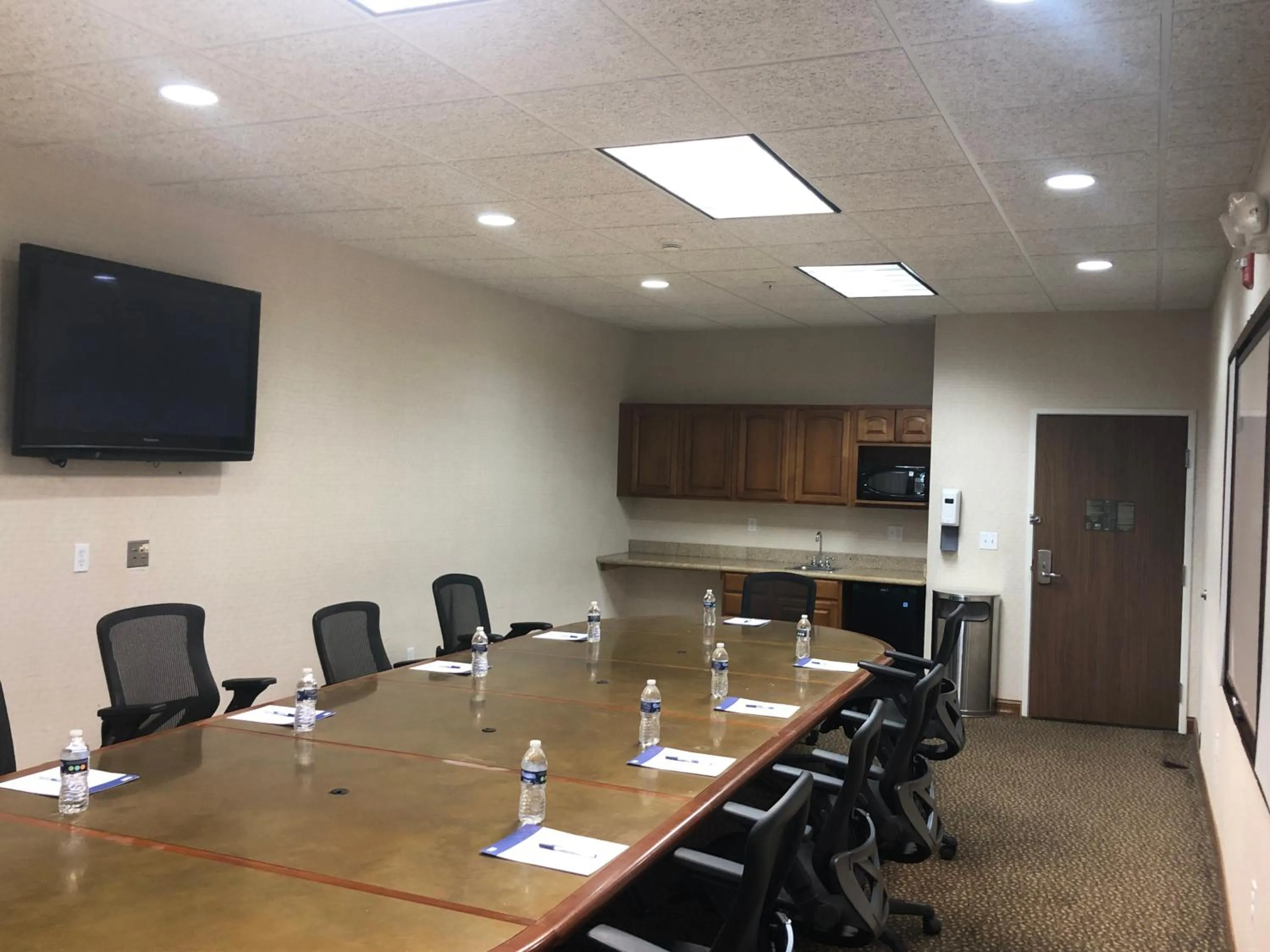 Meeting/conference room in Holiday Inn Express Hotel & Suites Howell by IHG