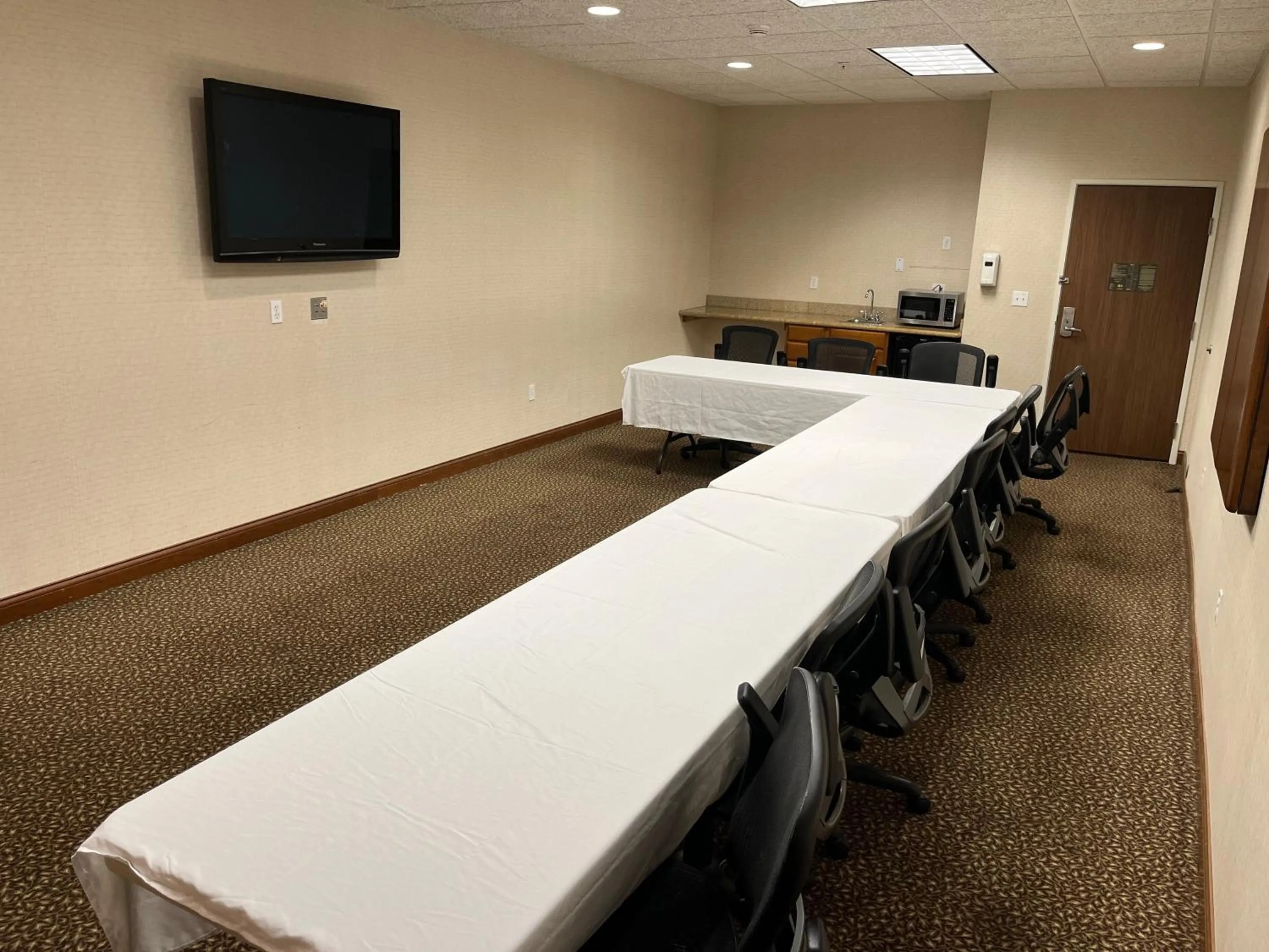 Meeting/conference room in Holiday Inn Express Hotel & Suites Howell by IHG