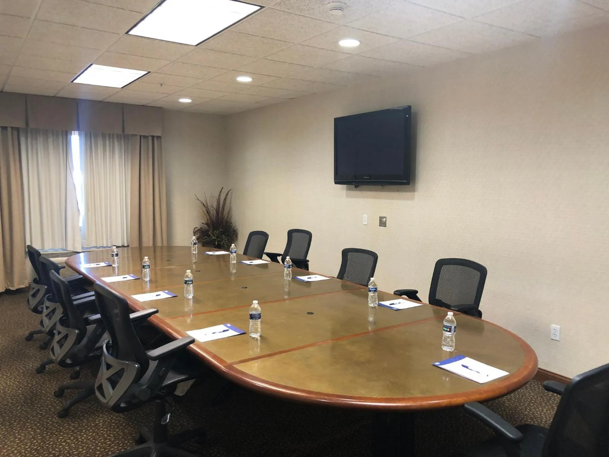 Meeting/conference room in Holiday Inn Express Hotel & Suites Howell by IHG