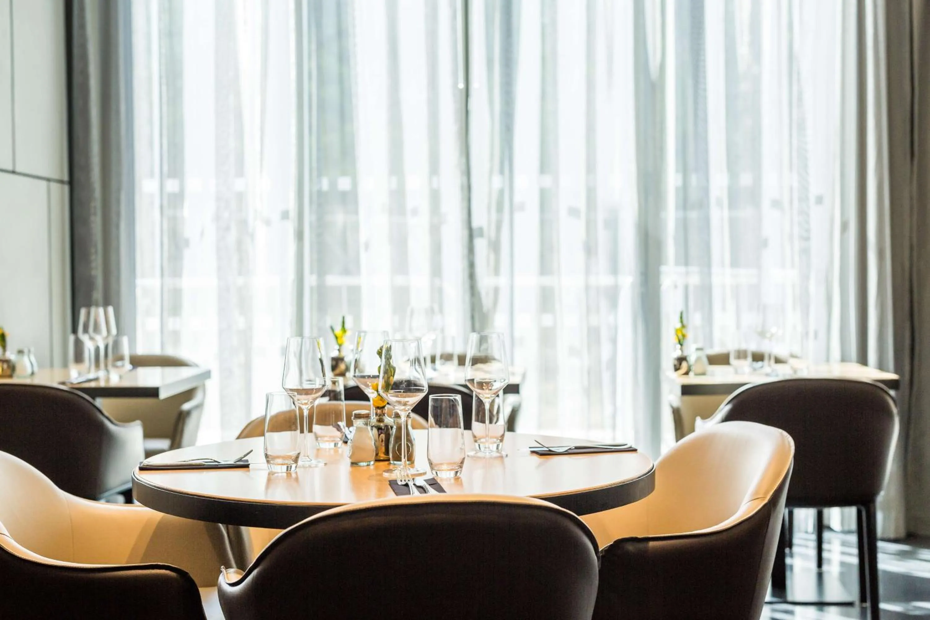 Restaurant/places to eat in Park Plaza London, Park Royal