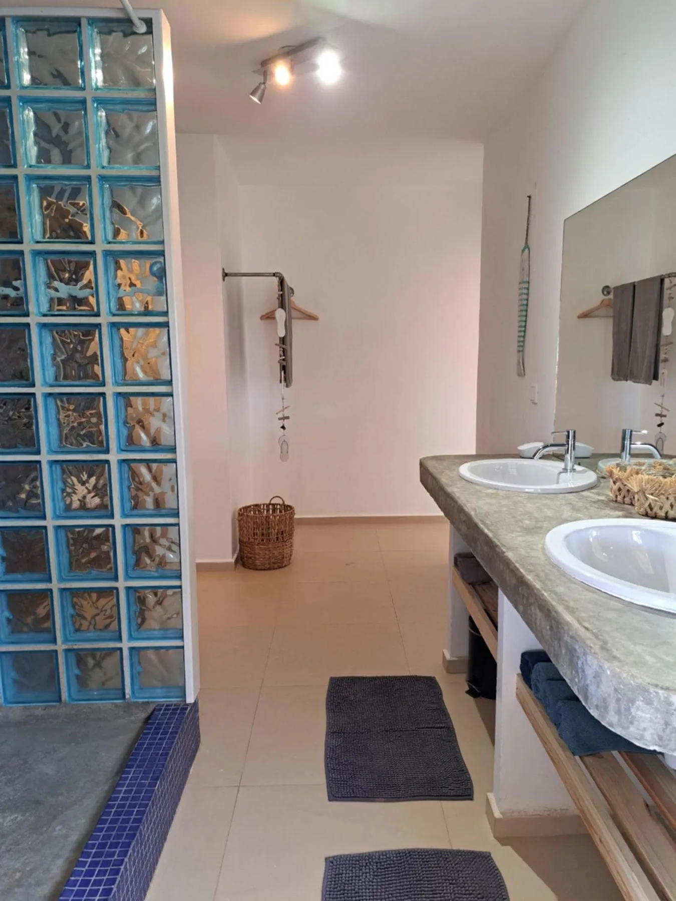 Bathroom in BnBBonaire near the ocean