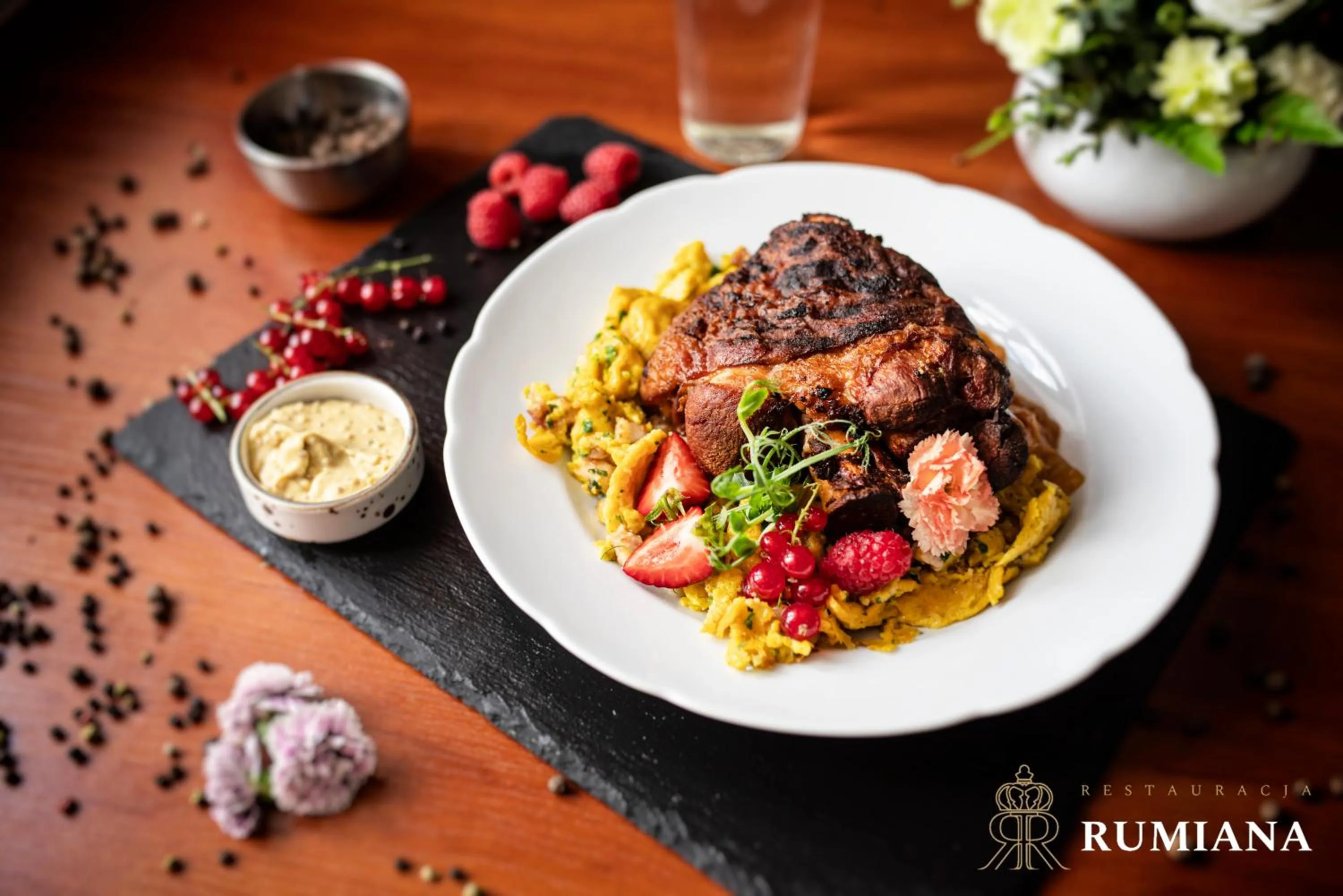 Restaurant/places to eat in Hotel Diamond w Białym Dworku