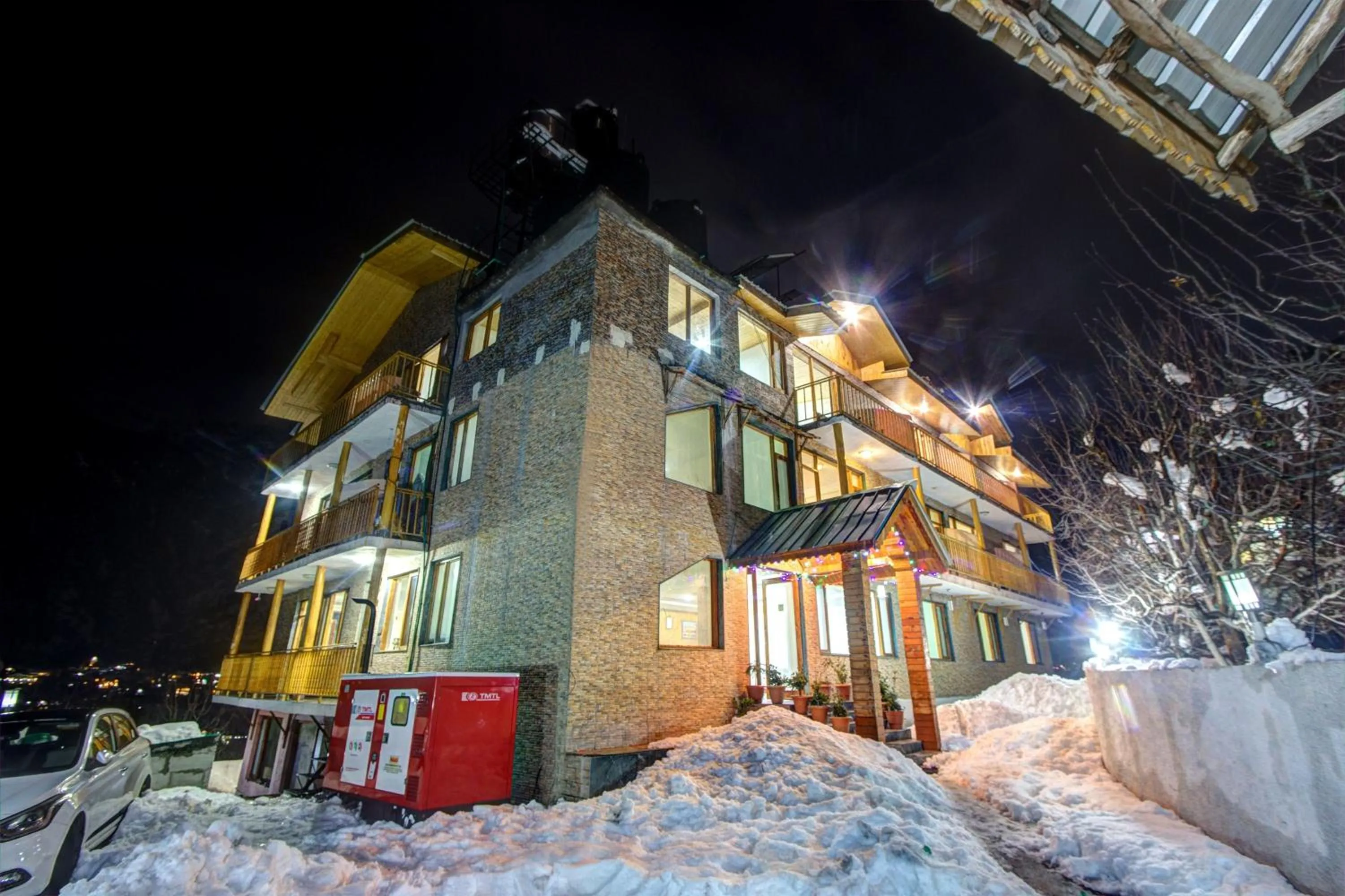 Facade/entrance in Hotel Mountain face by Snow City Hotels