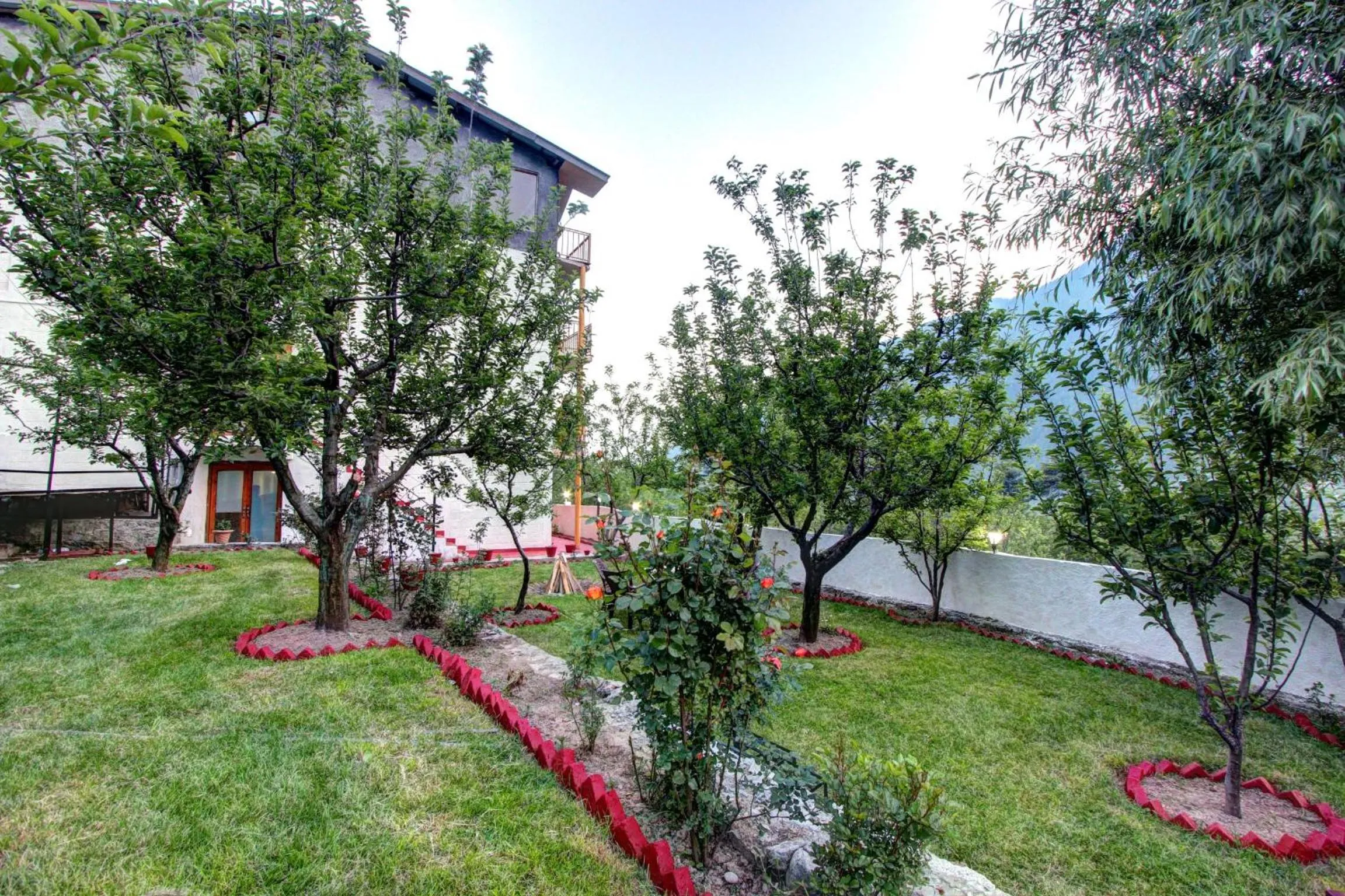 Garden in Hotel Mountain face by Snow City Hotels