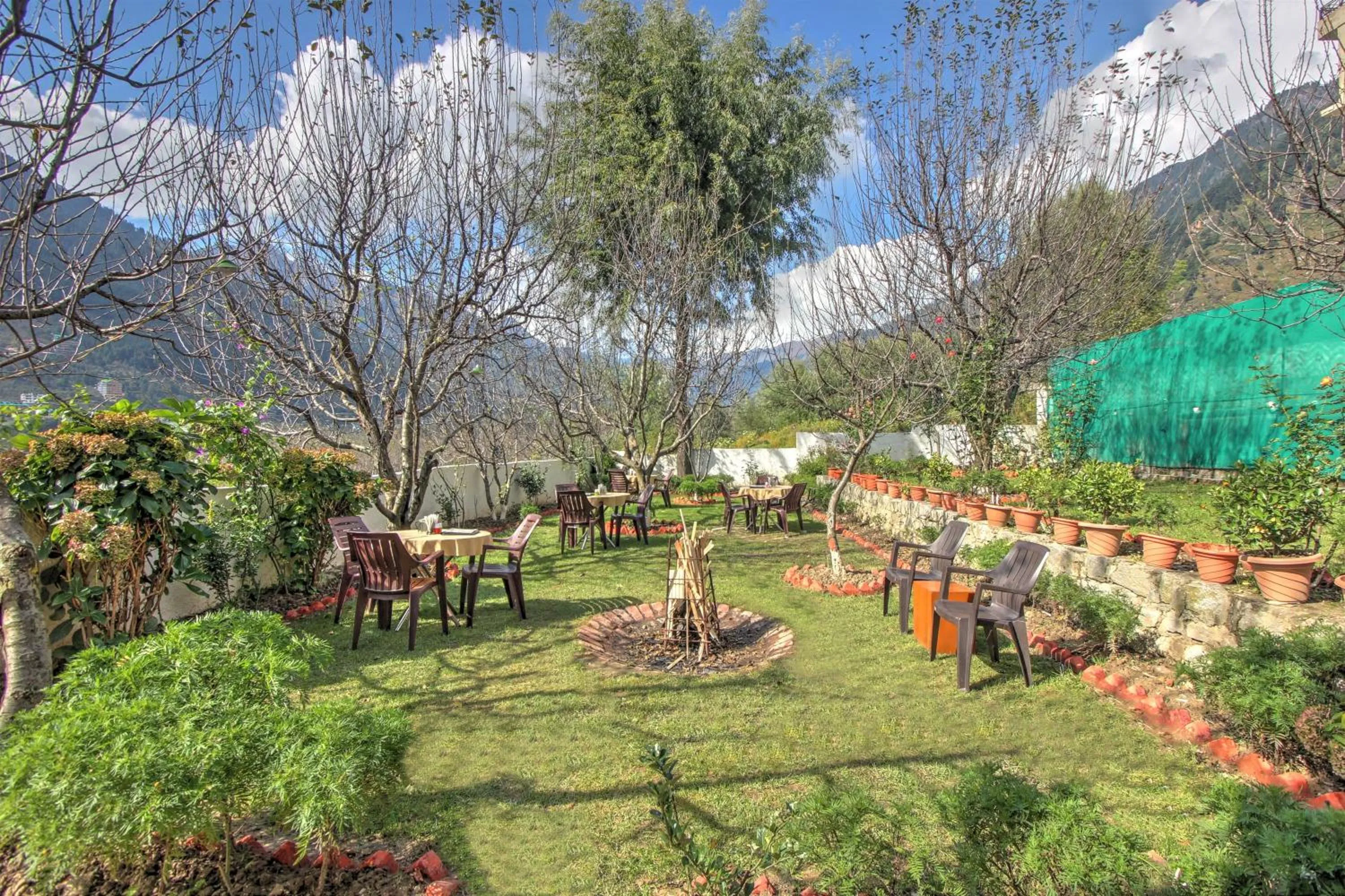 Garden view in Hotel Mountain face by Snow City Hotels