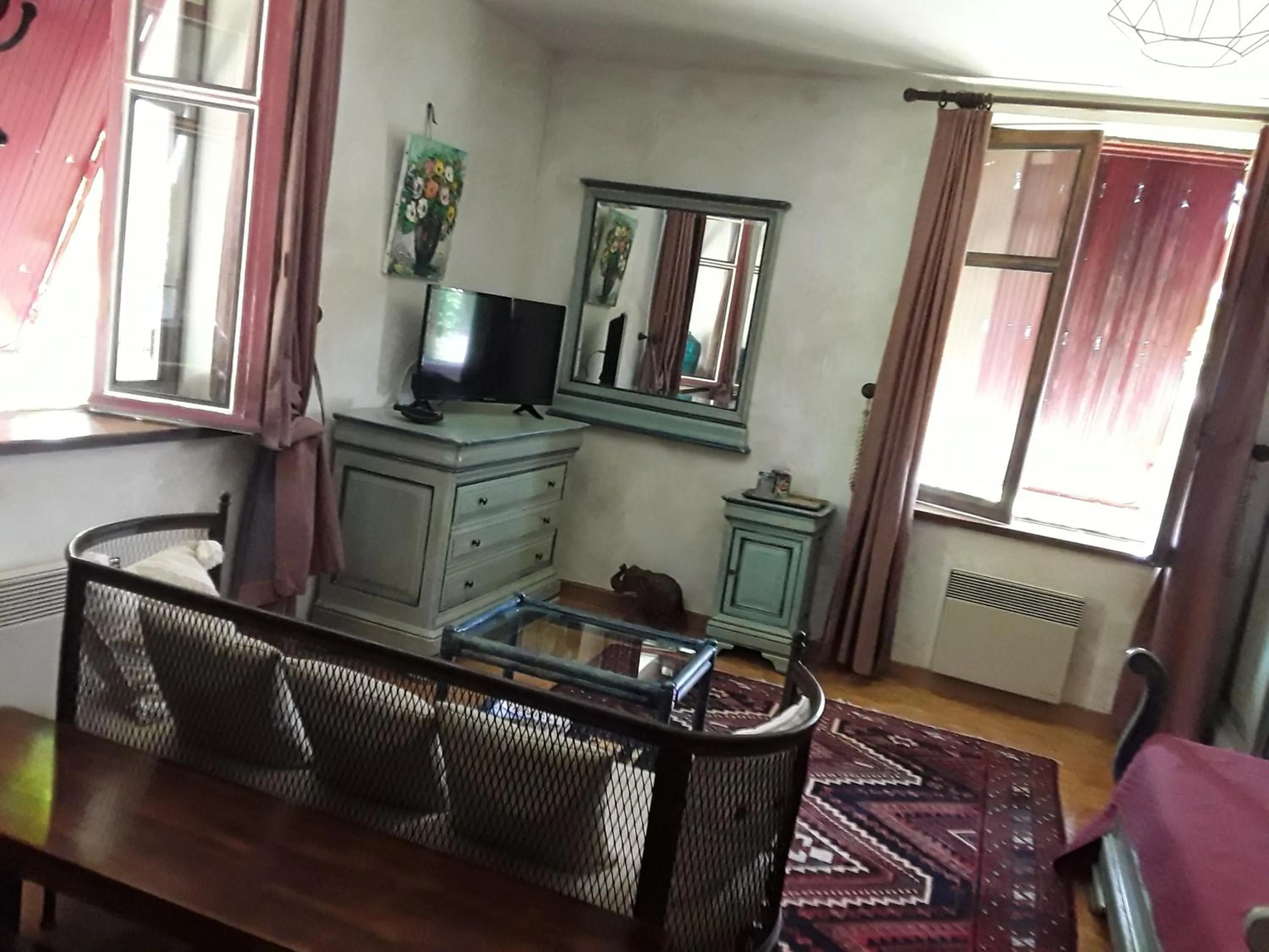 Photo of the whole room in La mare aux canards