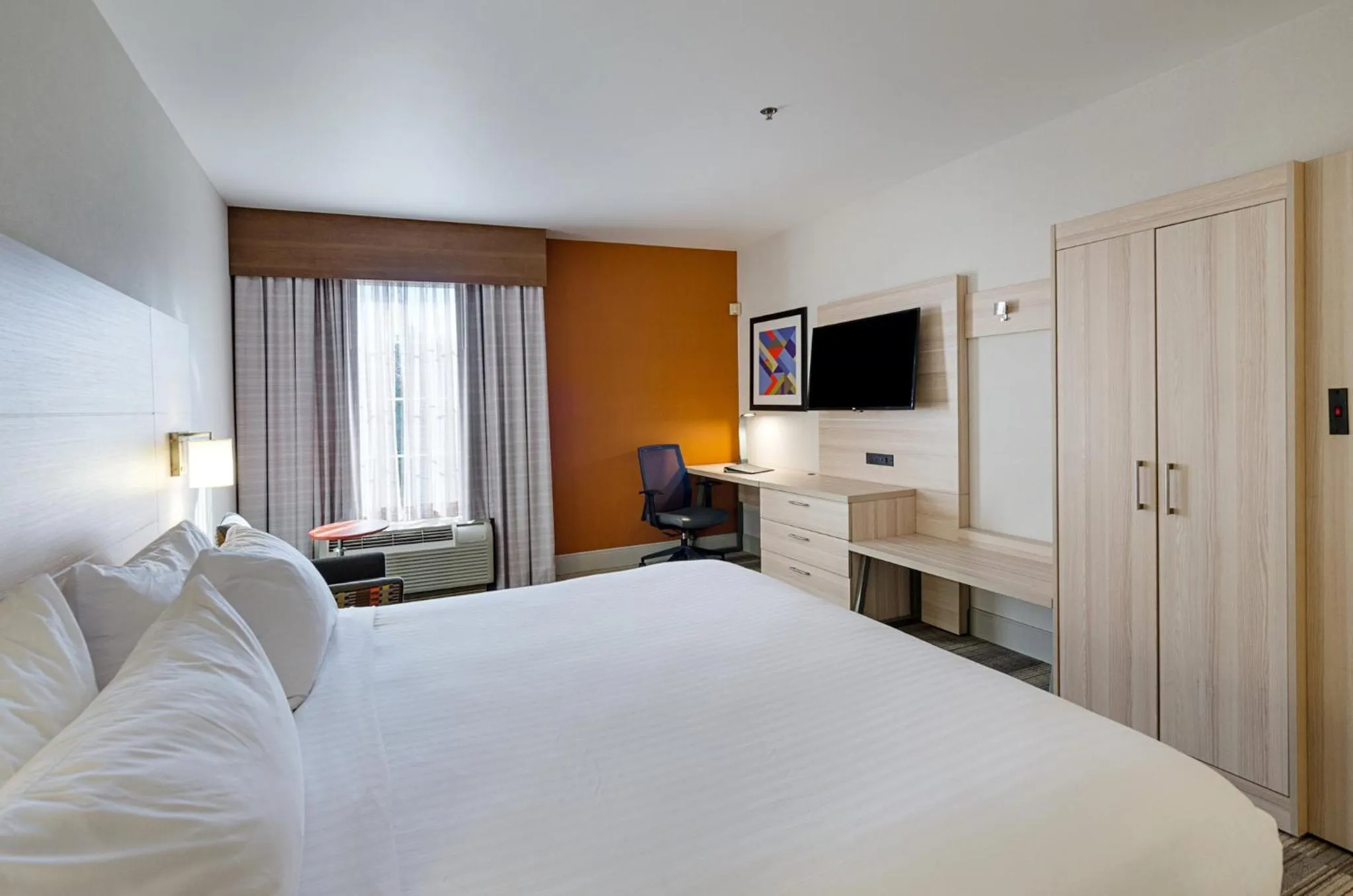 Photo of the whole room, Bed in Holiday Inn Express Lexington by IHG
