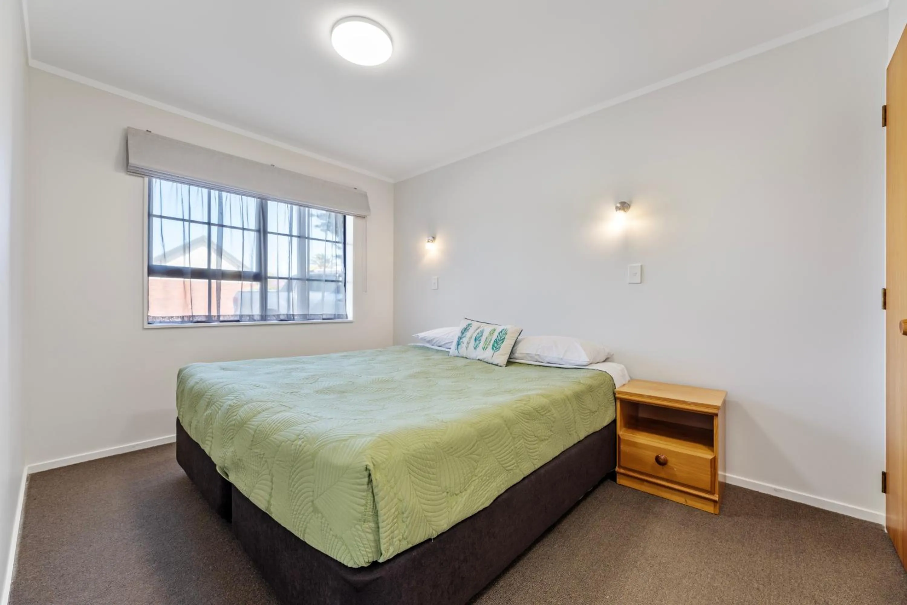 Bedroom, Bed in Knightsbridge Court Motor Lodge