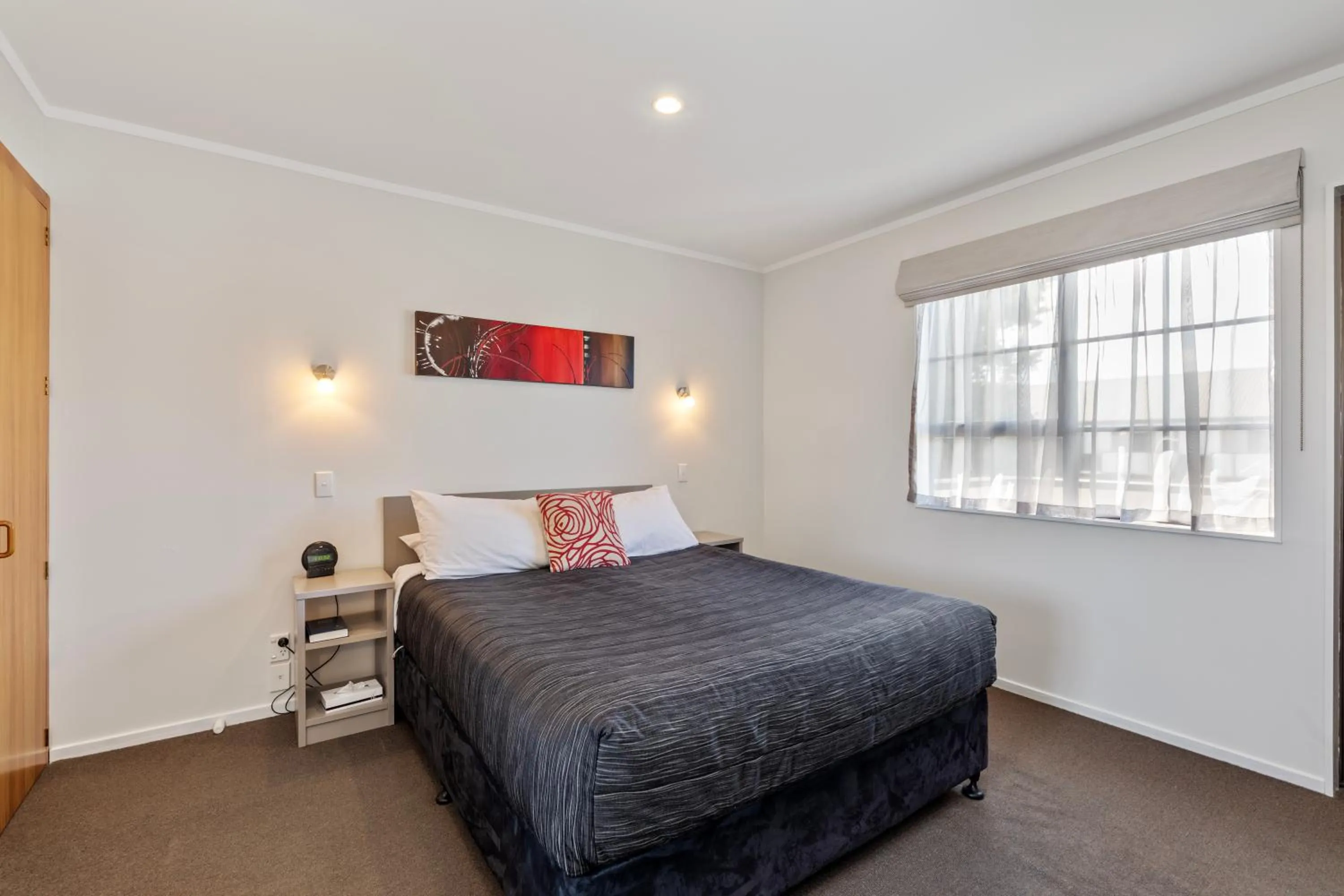 Bed in Knightsbridge Court Motor Lodge