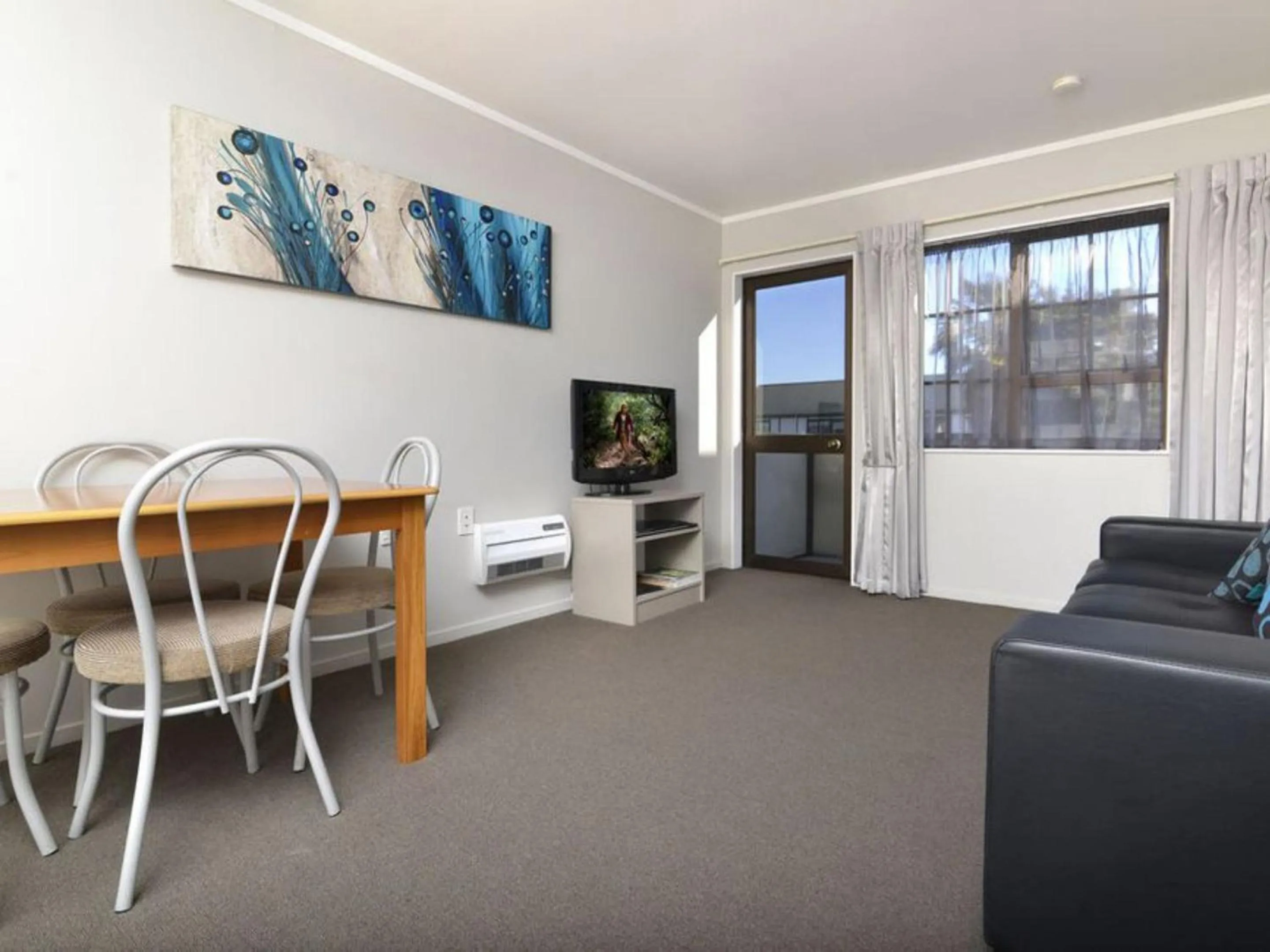 TV and multimedia in Knightsbridge Court Motor Lodge