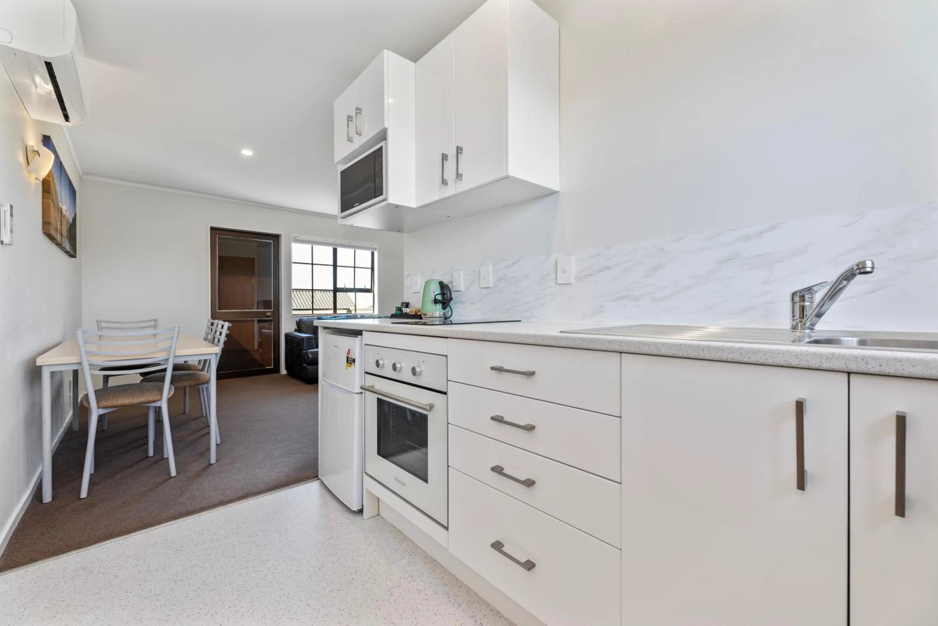 Coffee/tea facilities in Knightsbridge Court Motor Lodge